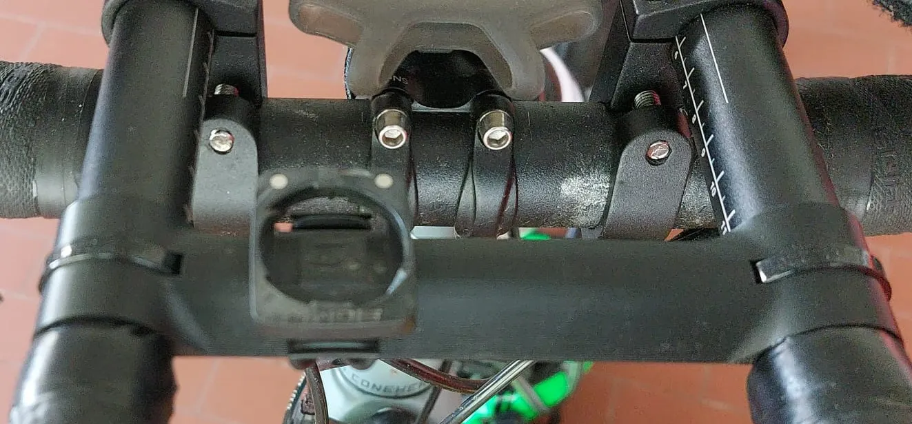 Giá đỡ đèn và đồng hồ tốc độ giữa Aerobar trong triathlon