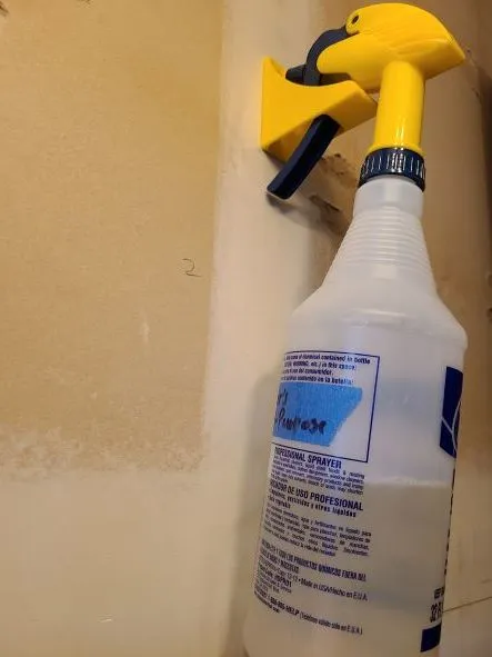 Giá treo chai xịt cải tiến cho độ bền cao