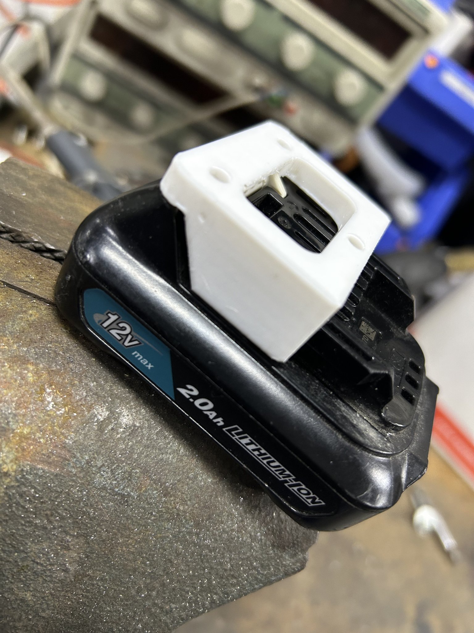 Giá đỡ pin Li-Ion 12V treo tường cho dụng cụ Makita