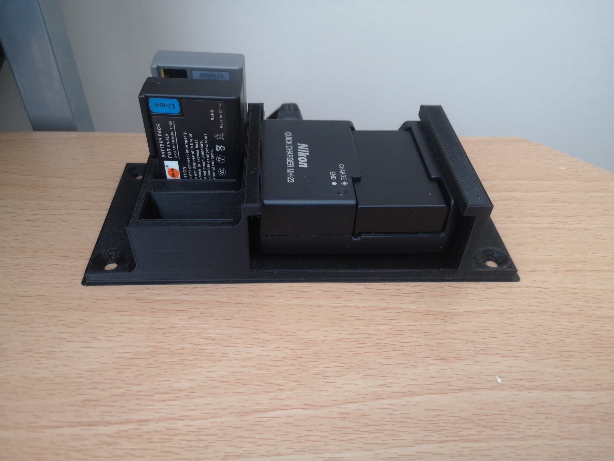 Giá đỡ sạc pin Nikon cho bàn làm việc