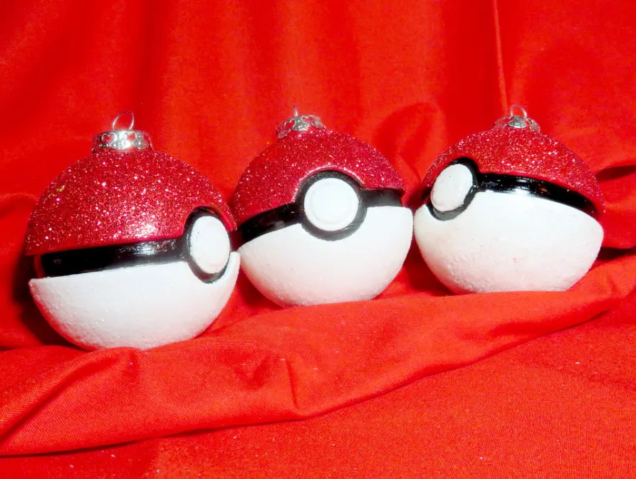 Cây trang trí giáng sinh Pokeball độc đáo