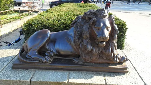 Tượng sư tử bằng sắt tại Holstentorplatz, Luebeck
