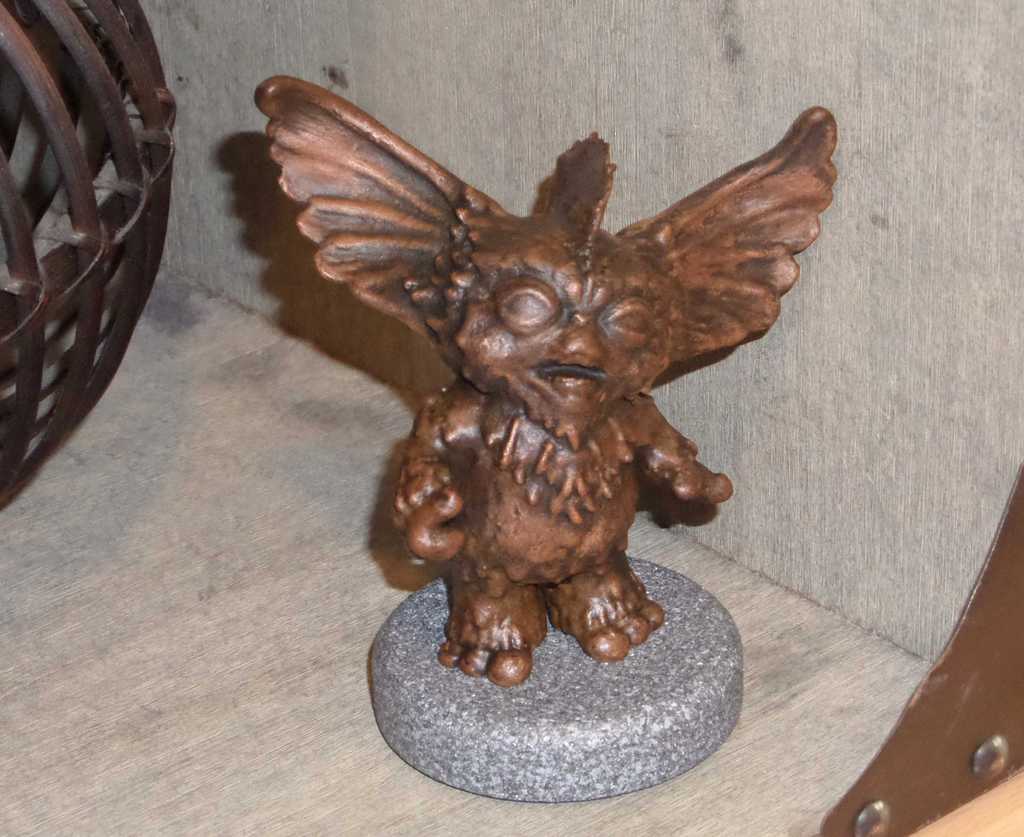 Mô hình Gremlin với giá đỡ từ MustangDave