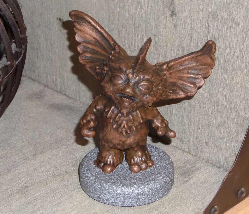 Mô hình Gremlin với giá đỡ từ MustangDave