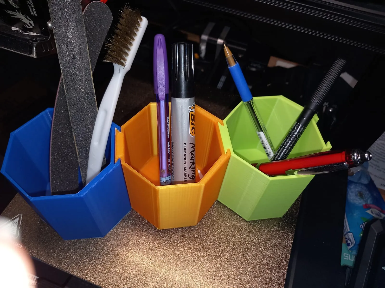 Giá đỡ bút với ba kích thước khác nhau