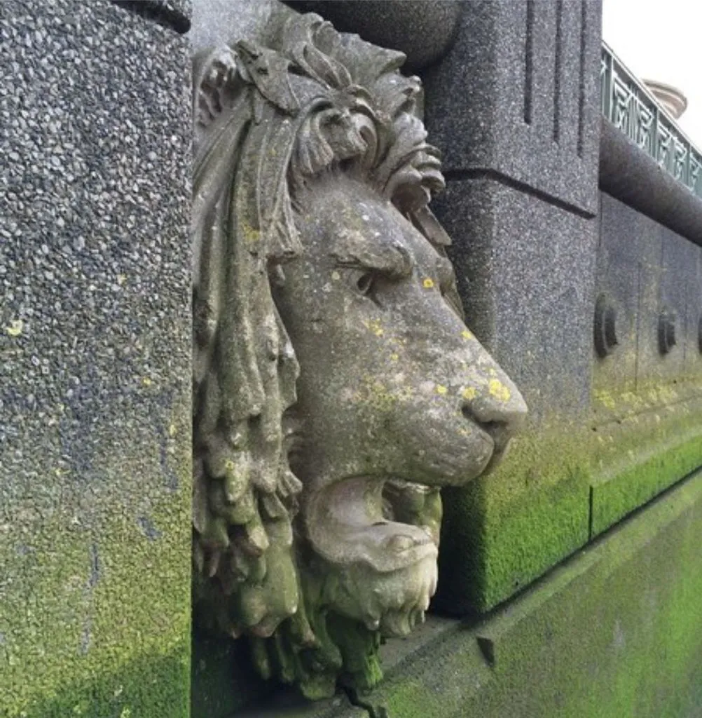 Đầu sư tử treo tường trên cầu Thames, London