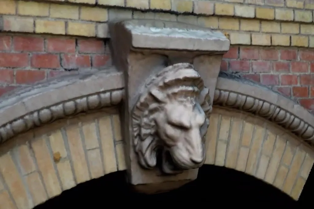 Tượng sư tử treo tường quét 3D từ Parque del Retiro