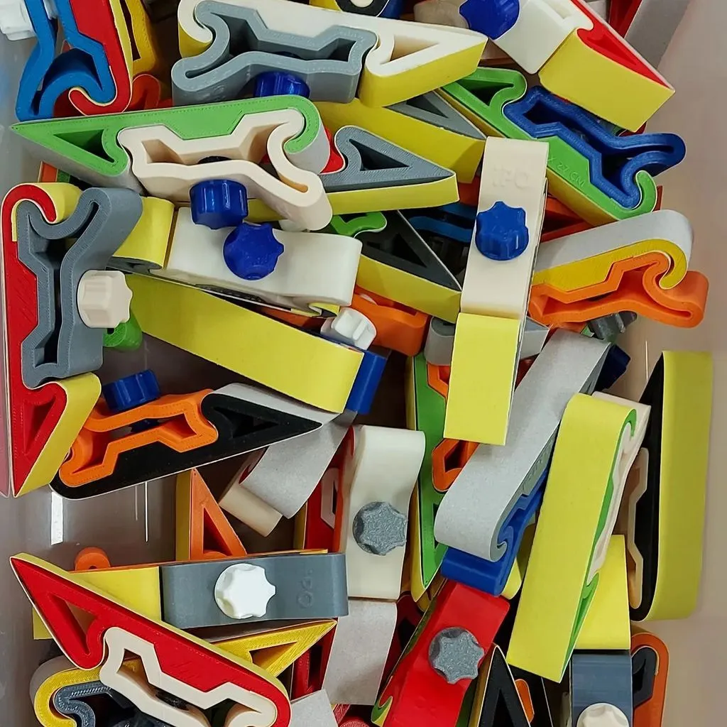 Công cụ chà nhám với kích thước giấy chà bên cạnh