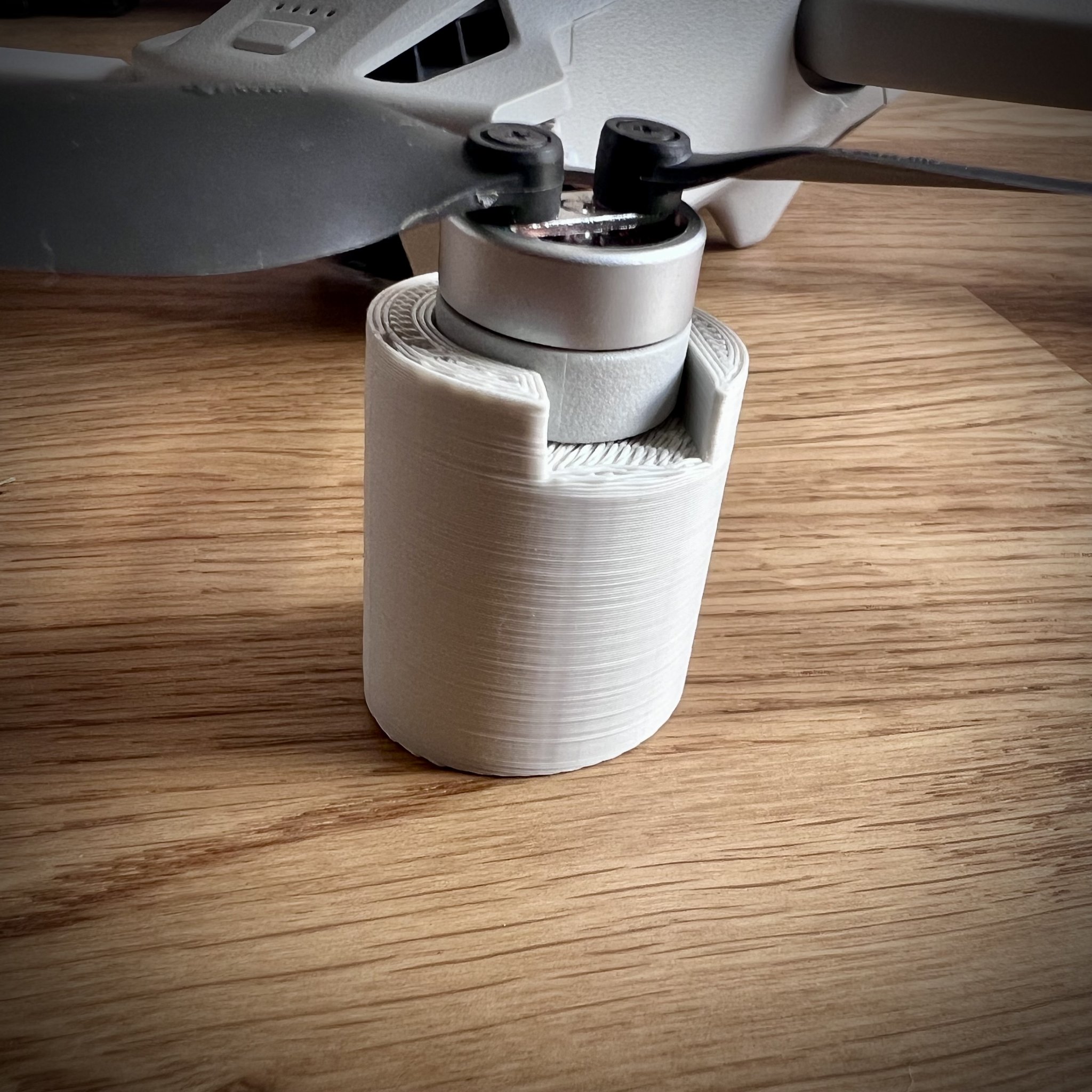 Giá đỡ chắc chắn cho DJI Mini 3 khi thay đổi cánh quạt phía sau