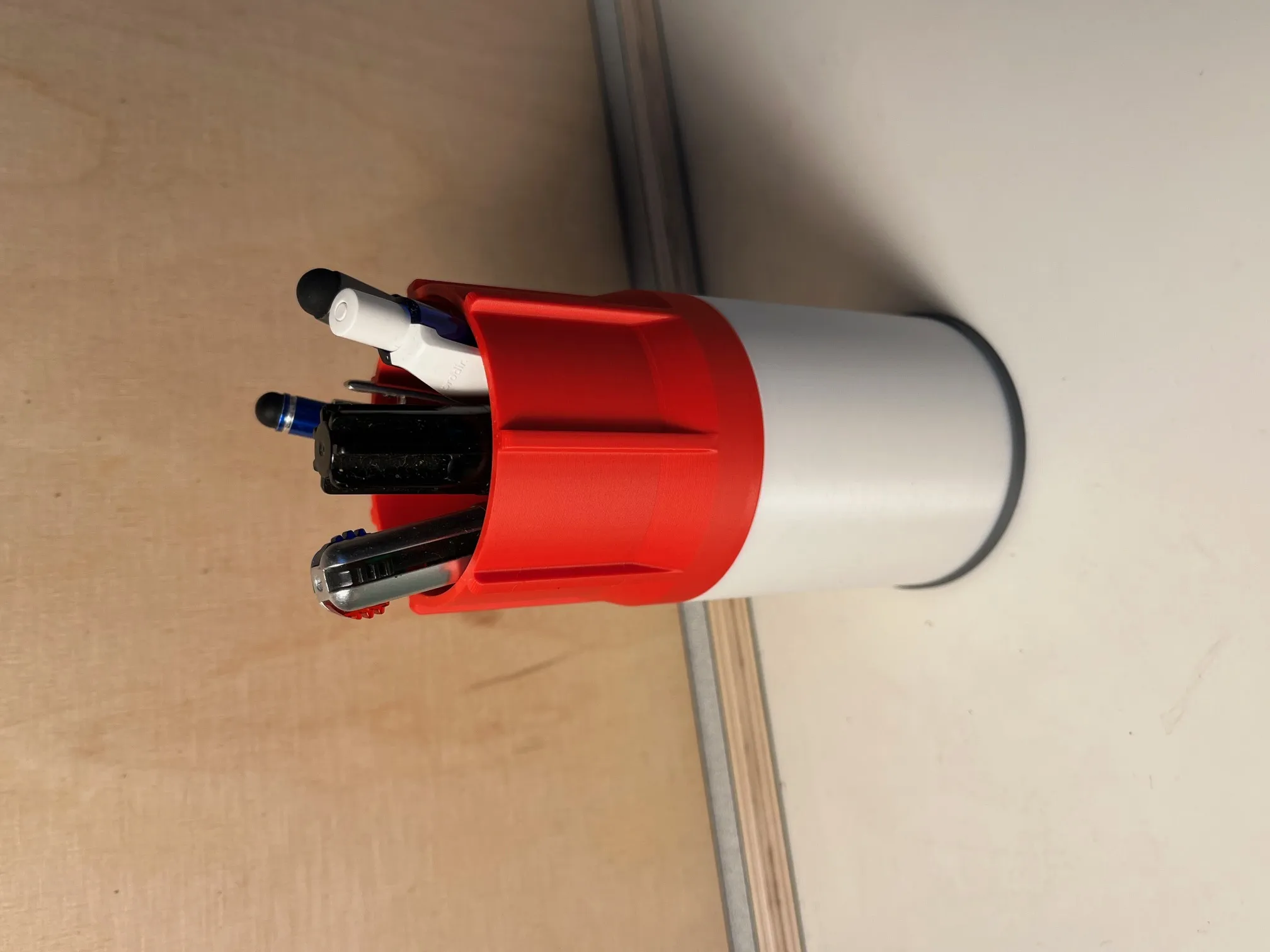 Giá đỡ bút lấy cảm hứng từ Edding