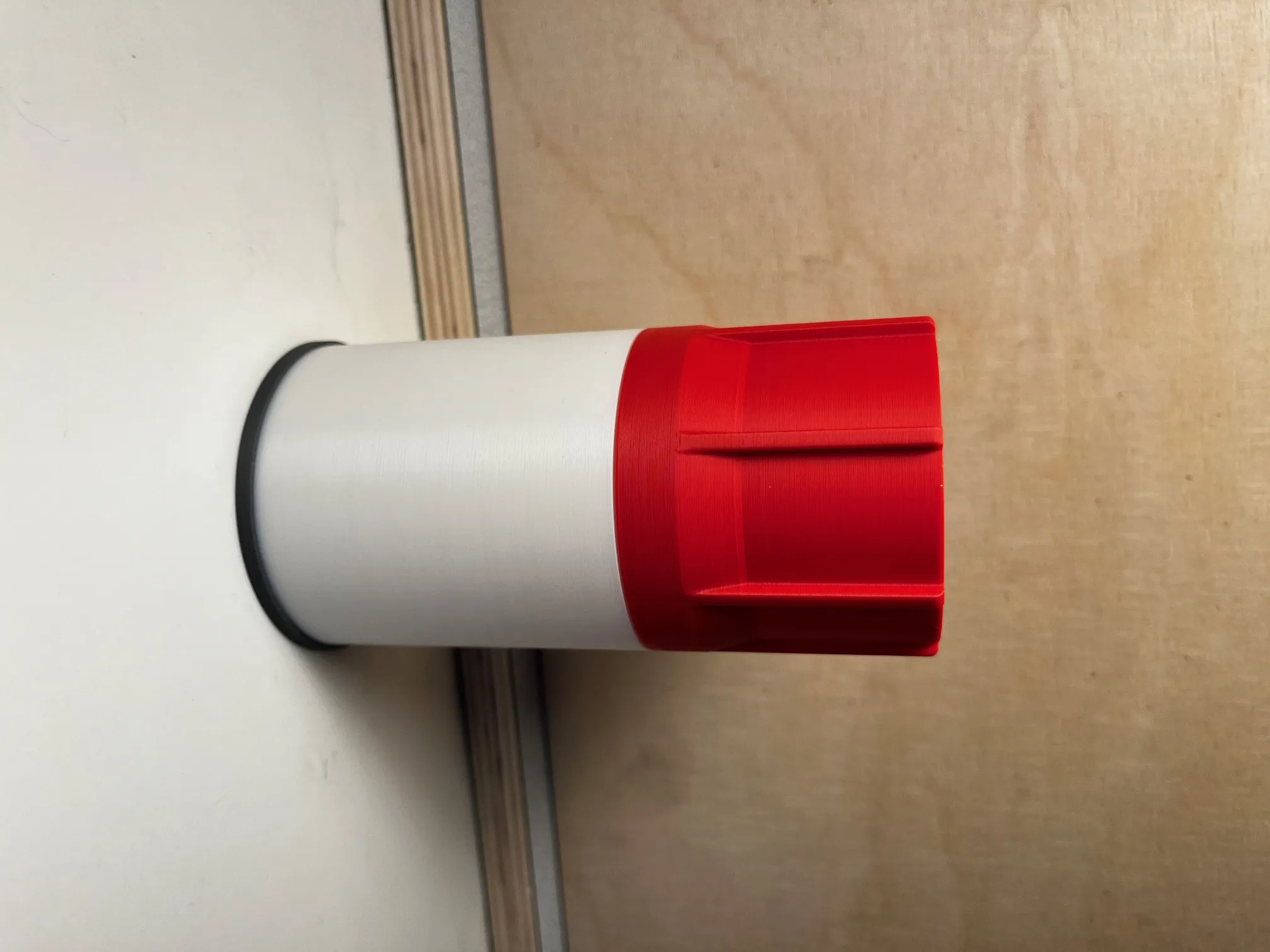 Giá đỡ bút lấy cảm hứng từ Edding