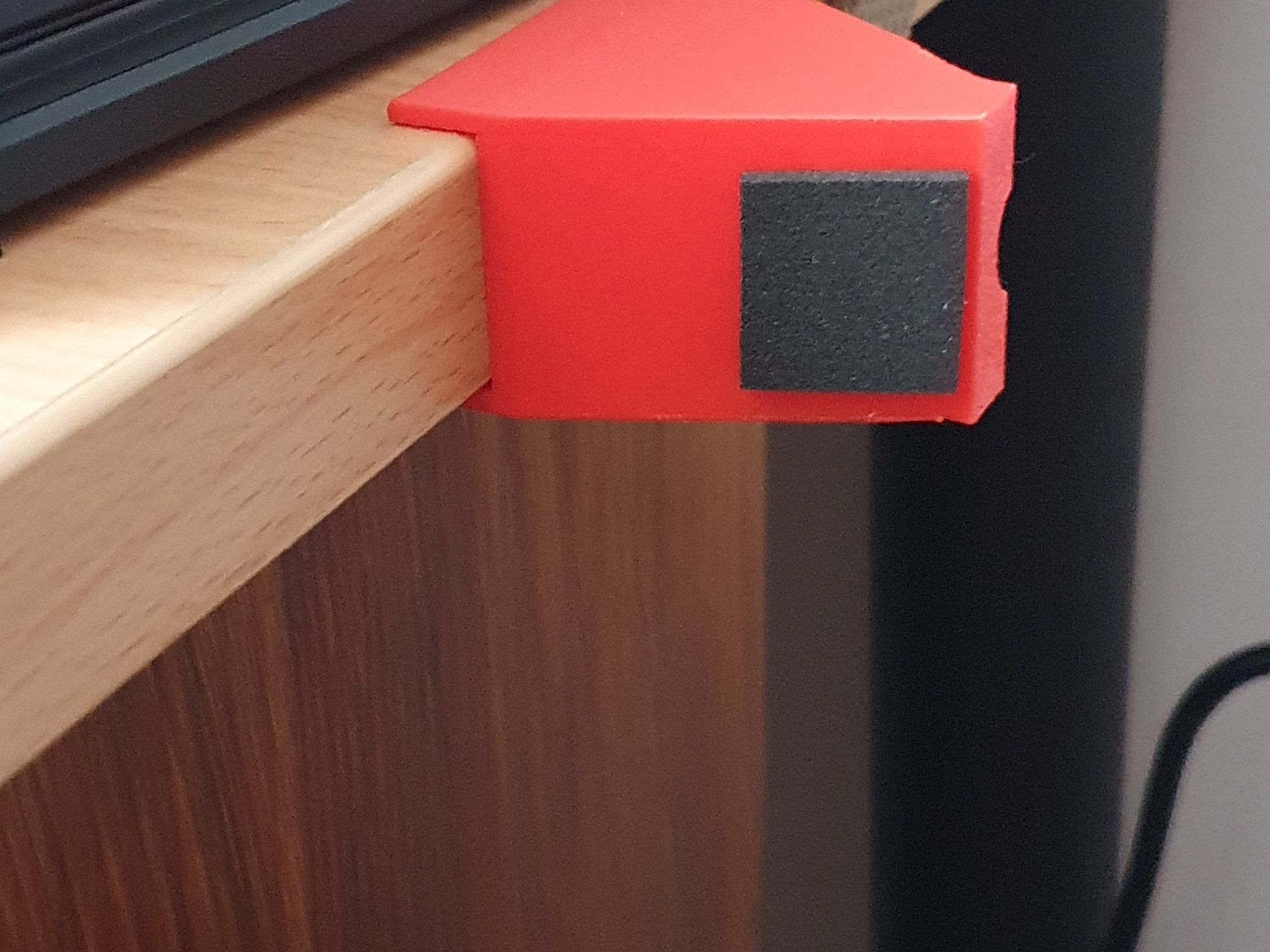 Đồ chặn cửa gắn trên mép bàn