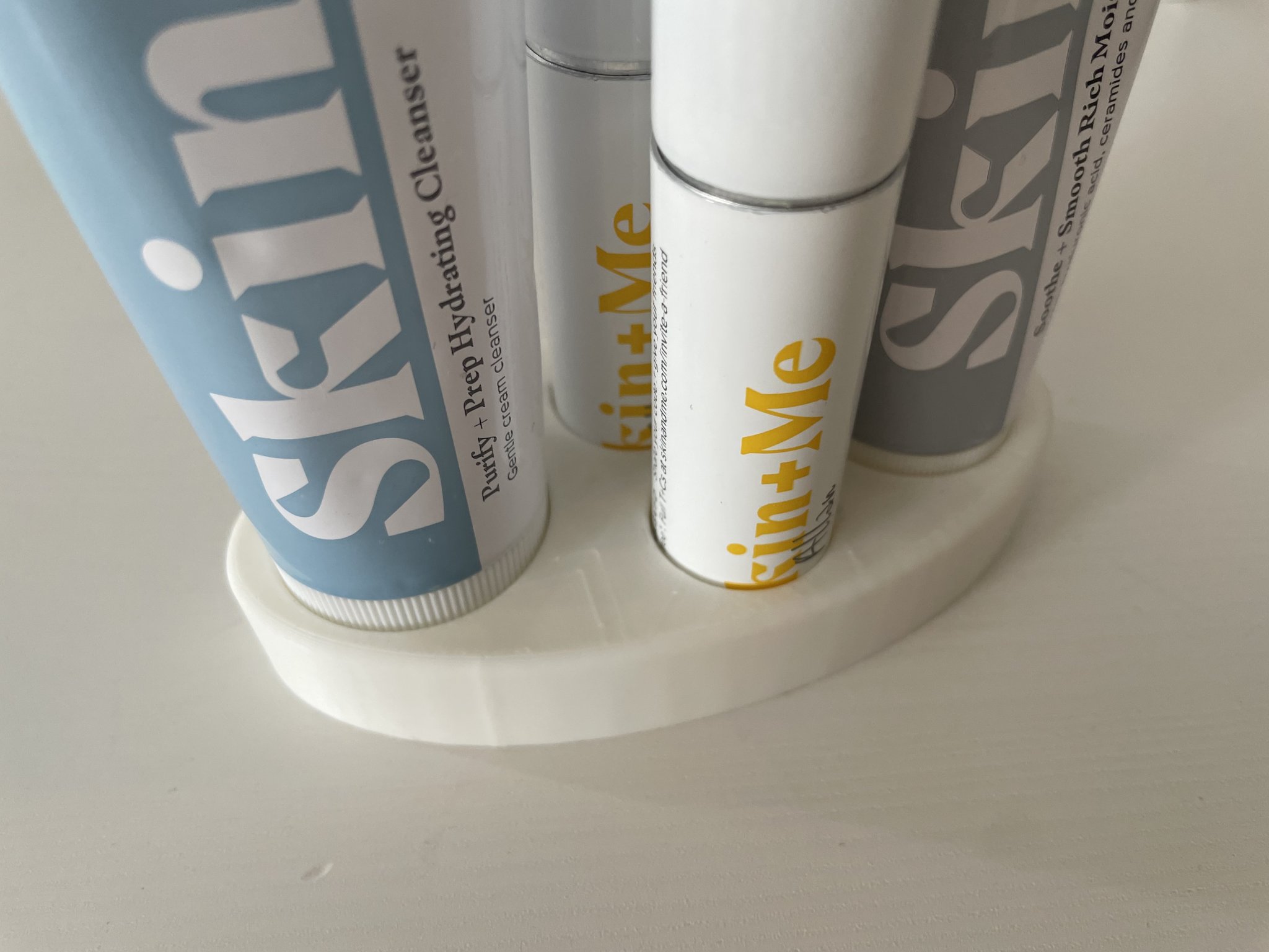 Giá đỡ cho sản phẩm Skin+Me: sữa rửa mặt, liều dùng hàng ng...