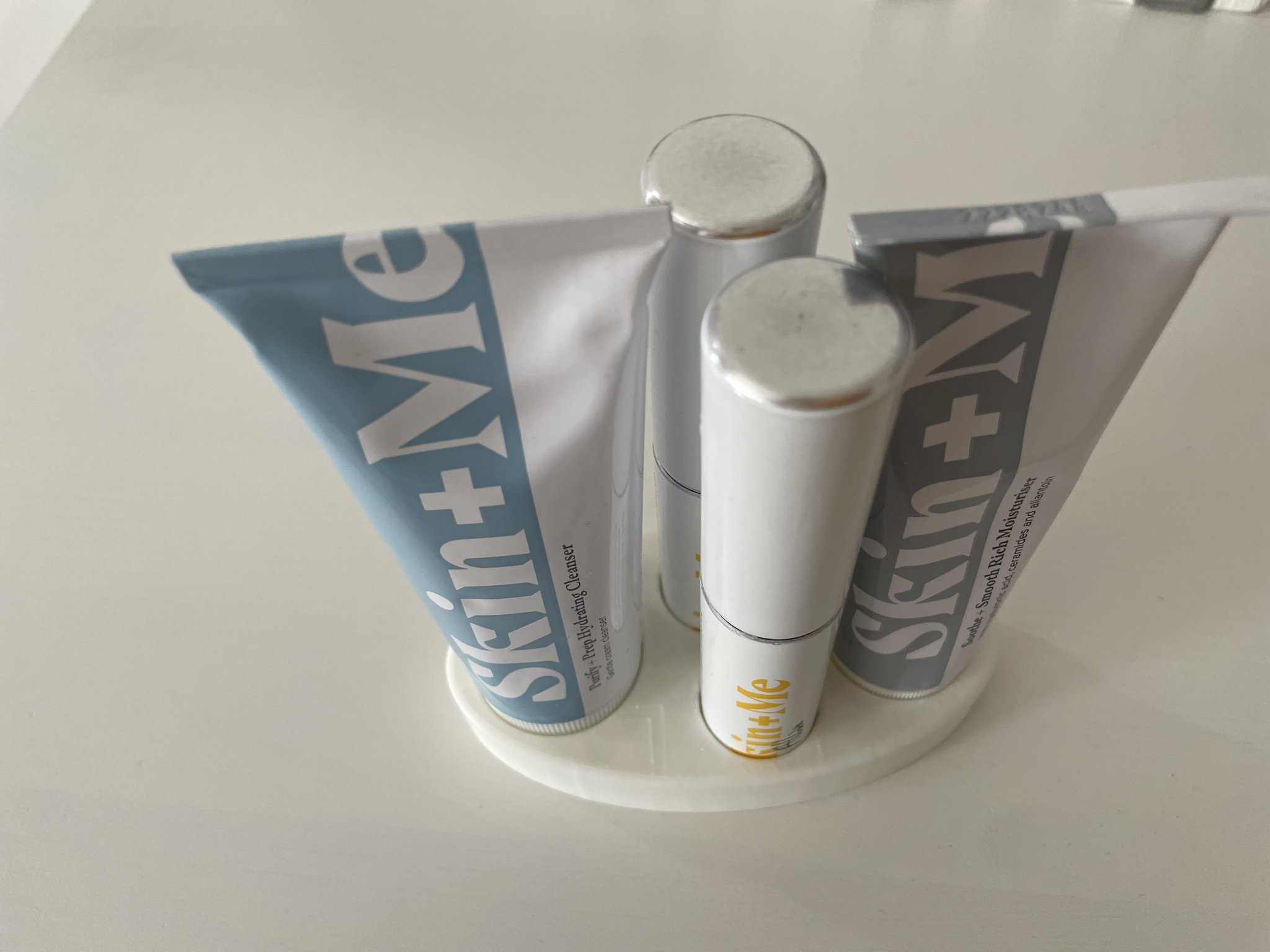 Giá đỡ cho sản phẩm Skin+Me: sữa rửa mặt, liều dùng hàng ng...