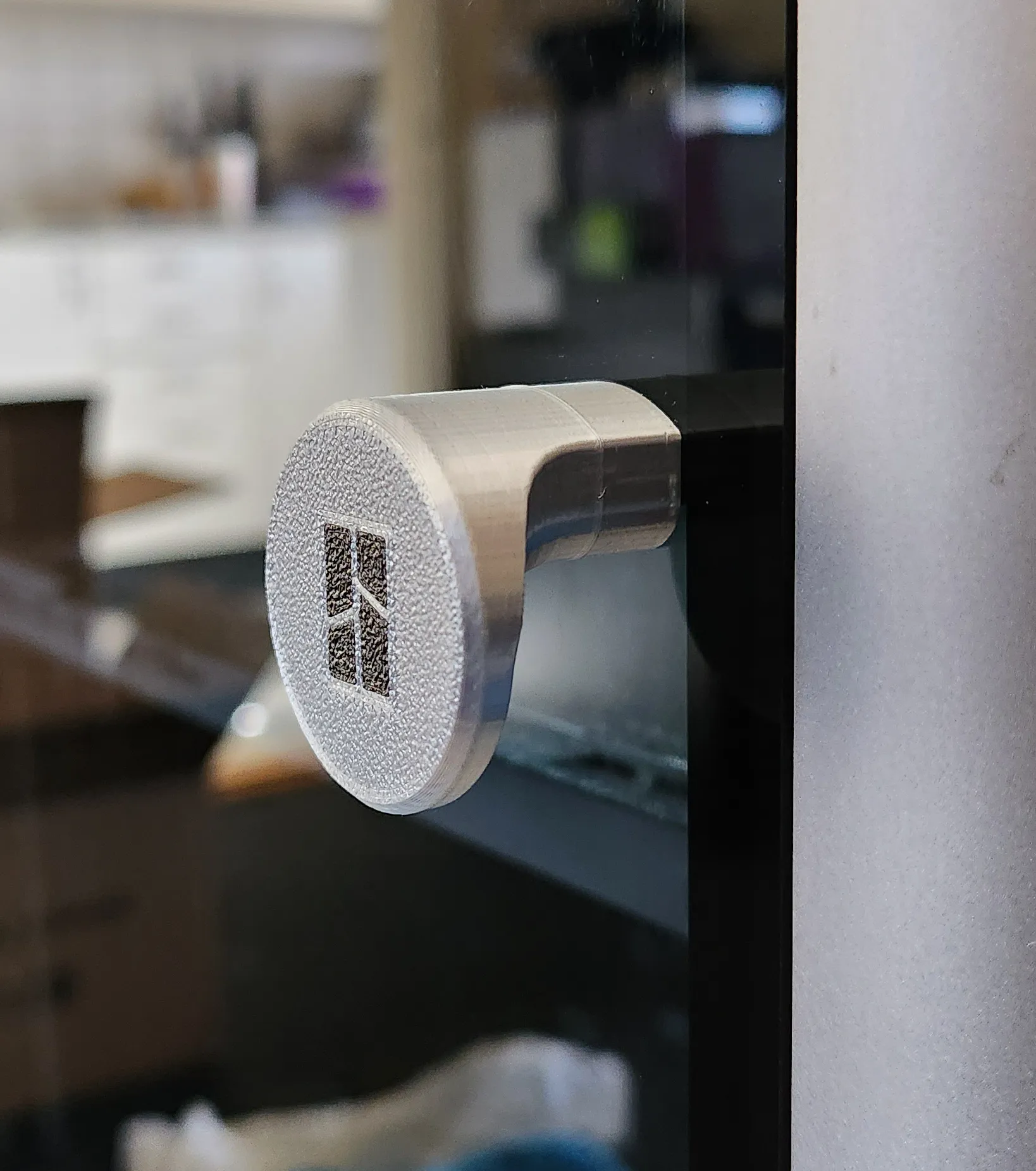 Tay nắm cửa Bambu X1 thiết kế tiện lợi cho cả hai tay