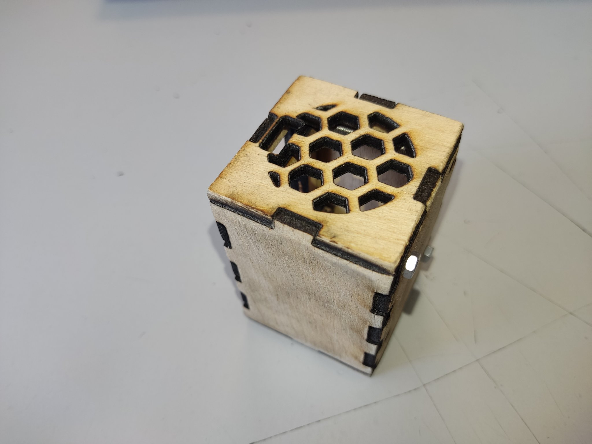 Vỏ bọc cho NerdMiner V2 chế tạo bằng CNC laser