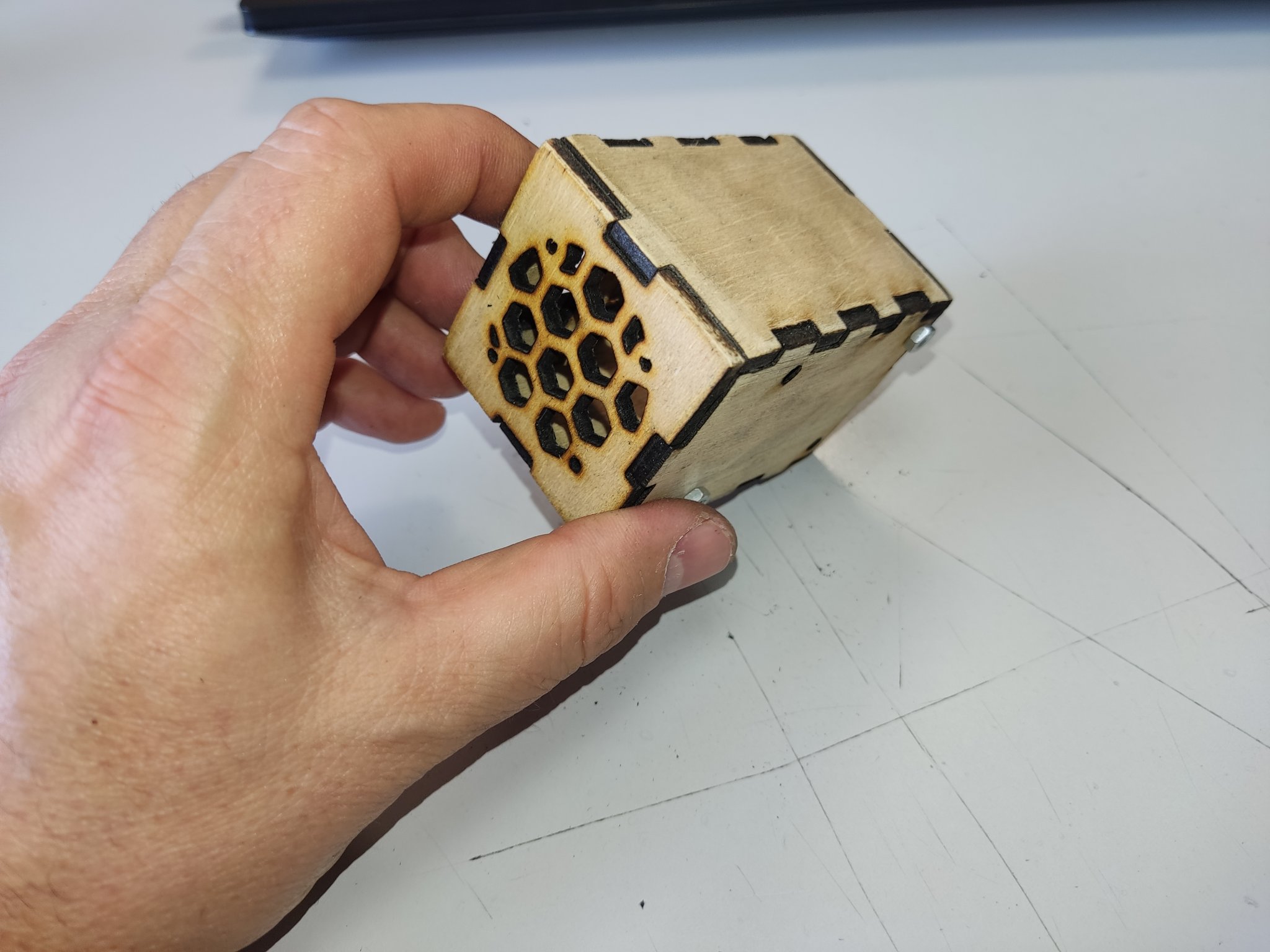 Vỏ bọc cho NerdMiner V2 chế tạo bằng CNC laser