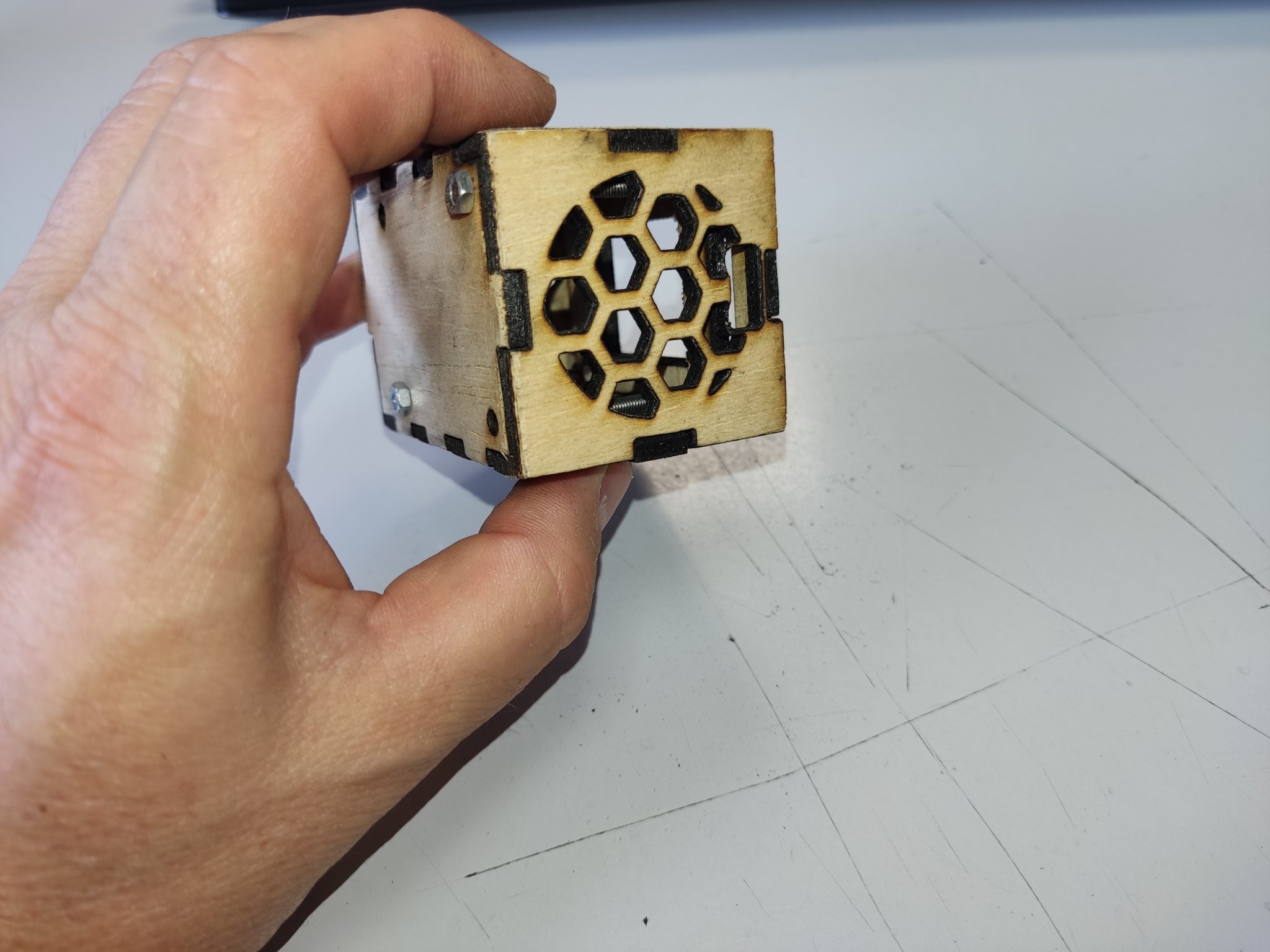 Vỏ bọc cho NerdMiner V2 chế tạo bằng CNC laser