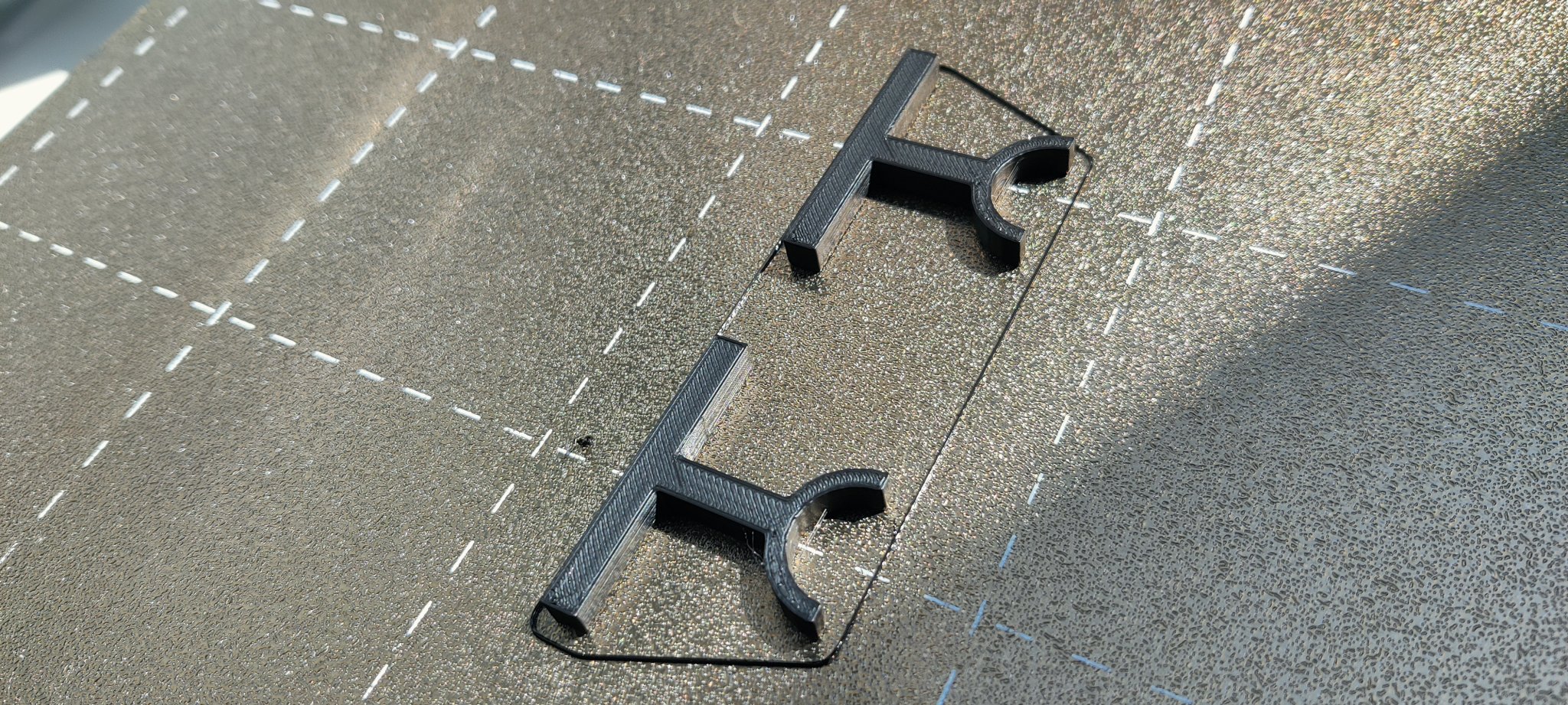 Giá đỡ giữ pin-wheel không xoay giữa các móc treo