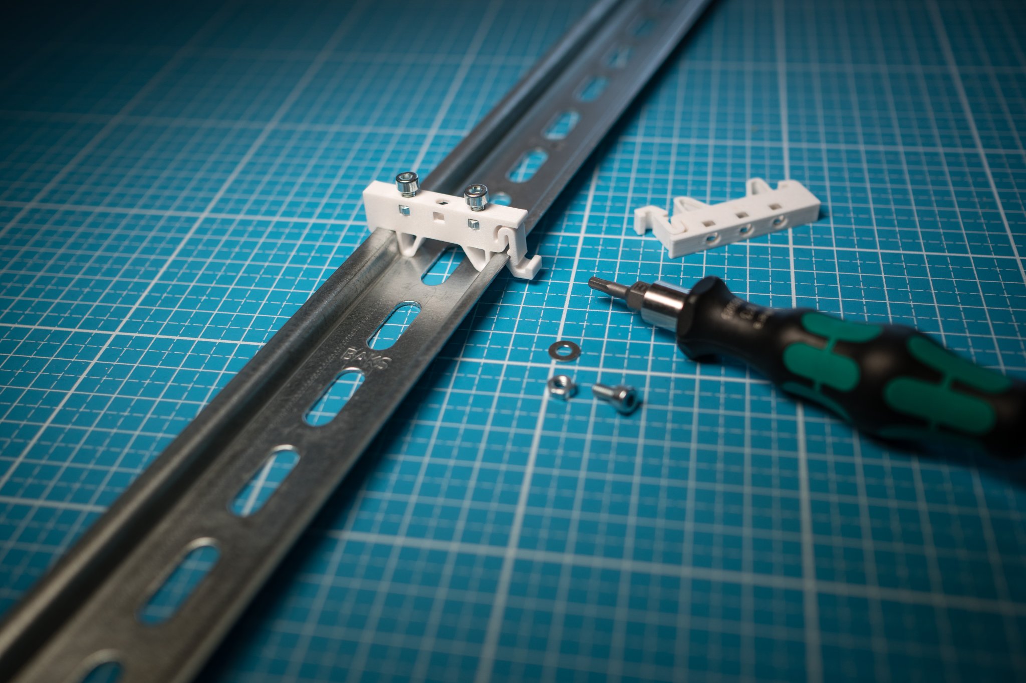 Kẹp ray DIN với khe cho đai ốc hex M3