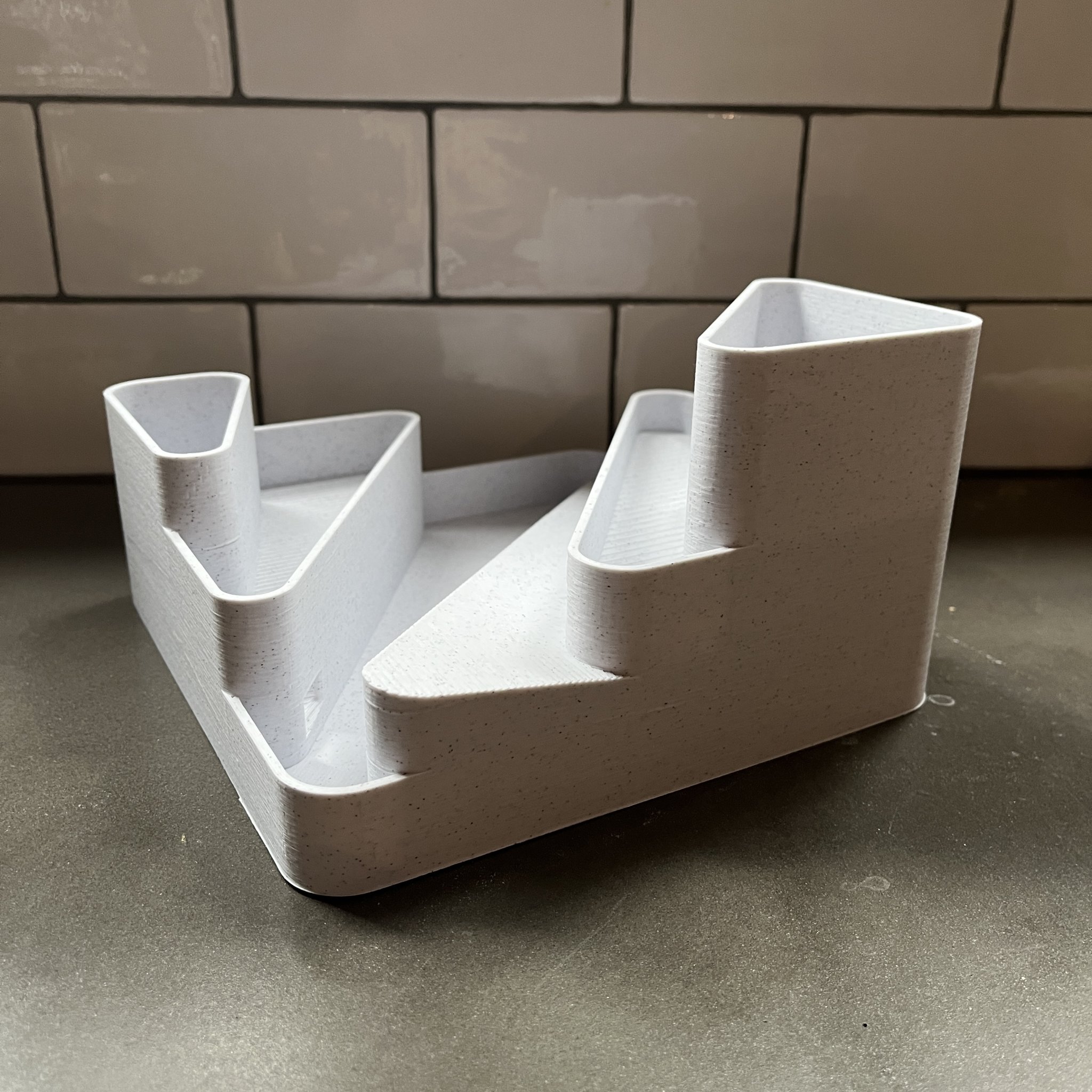 Vườn bậc thang để bàn với hệ thống tưới nước tự động