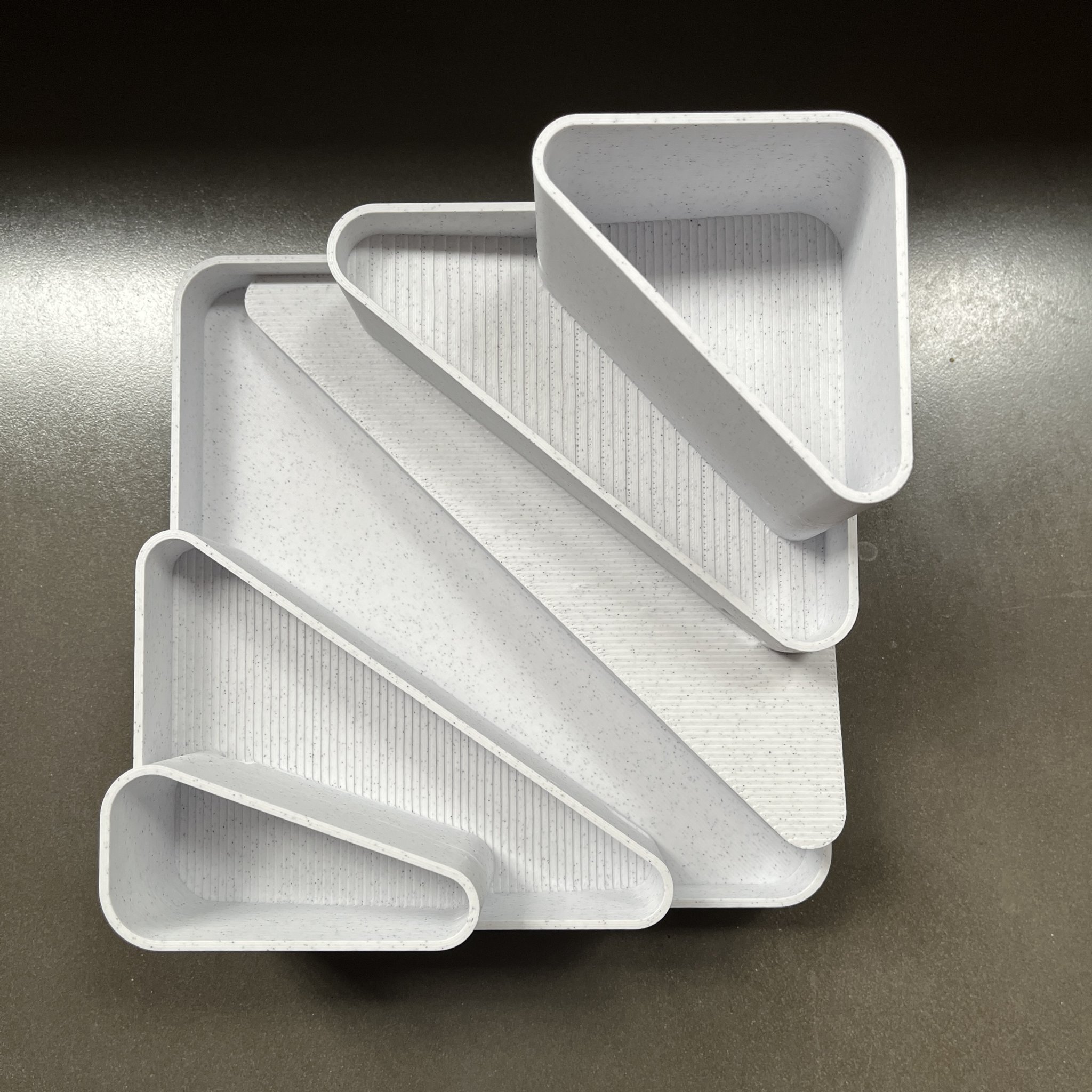 Vườn bậc thang để bàn với hệ thống tưới nước tự động