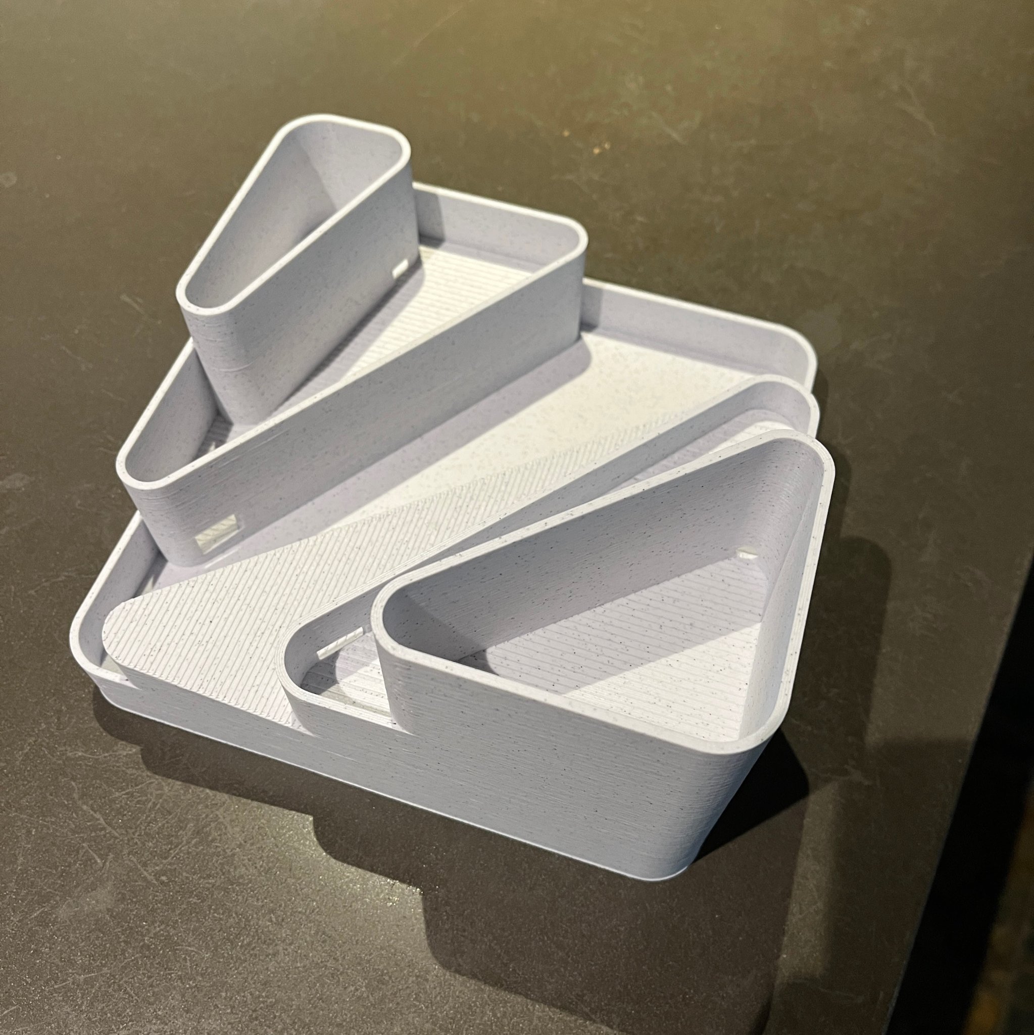 Vườn bậc thang để bàn với hệ thống tưới nước tự động