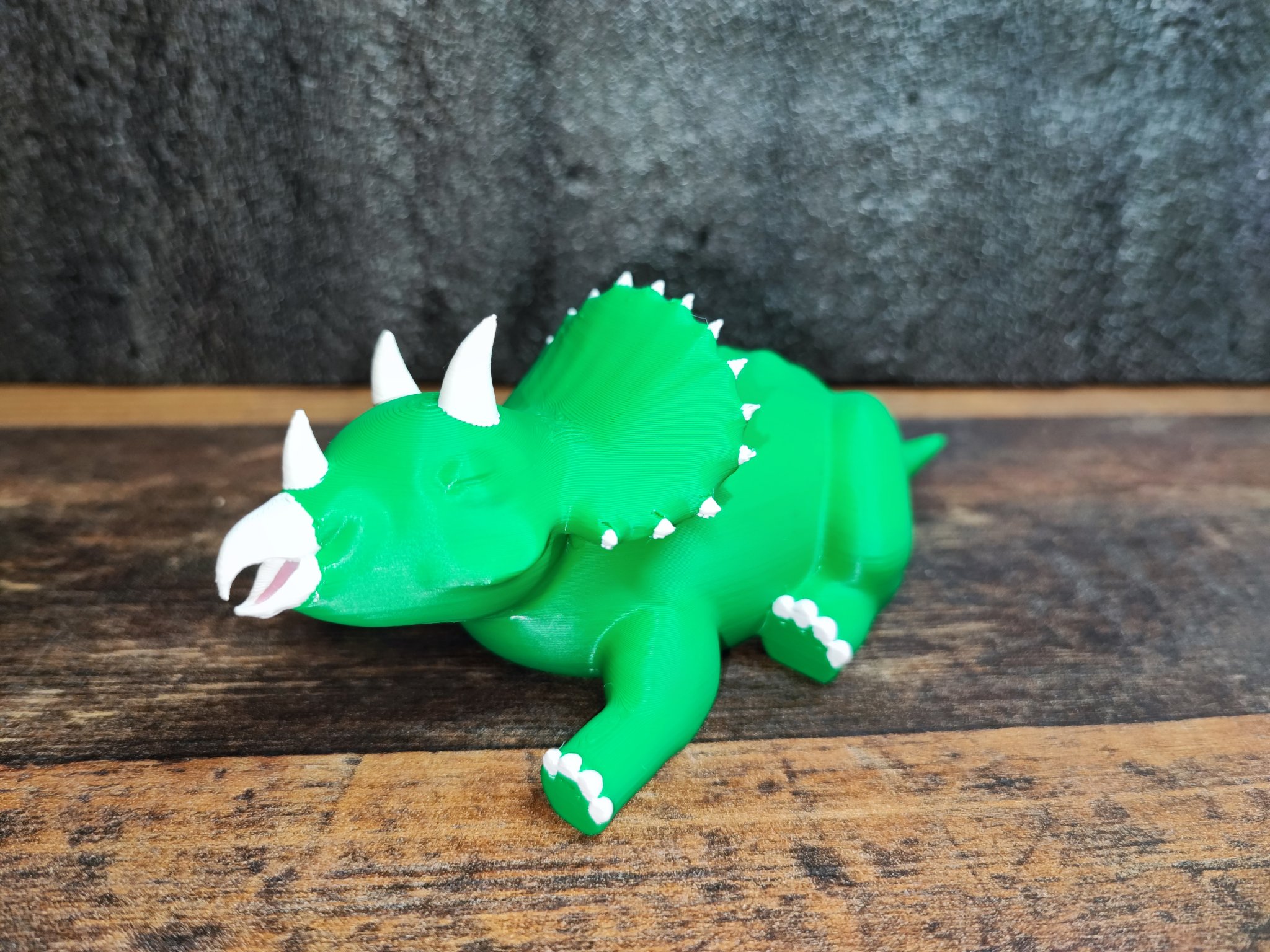 Tượng triceratops buồn ngủ in 3D đa màu sắc