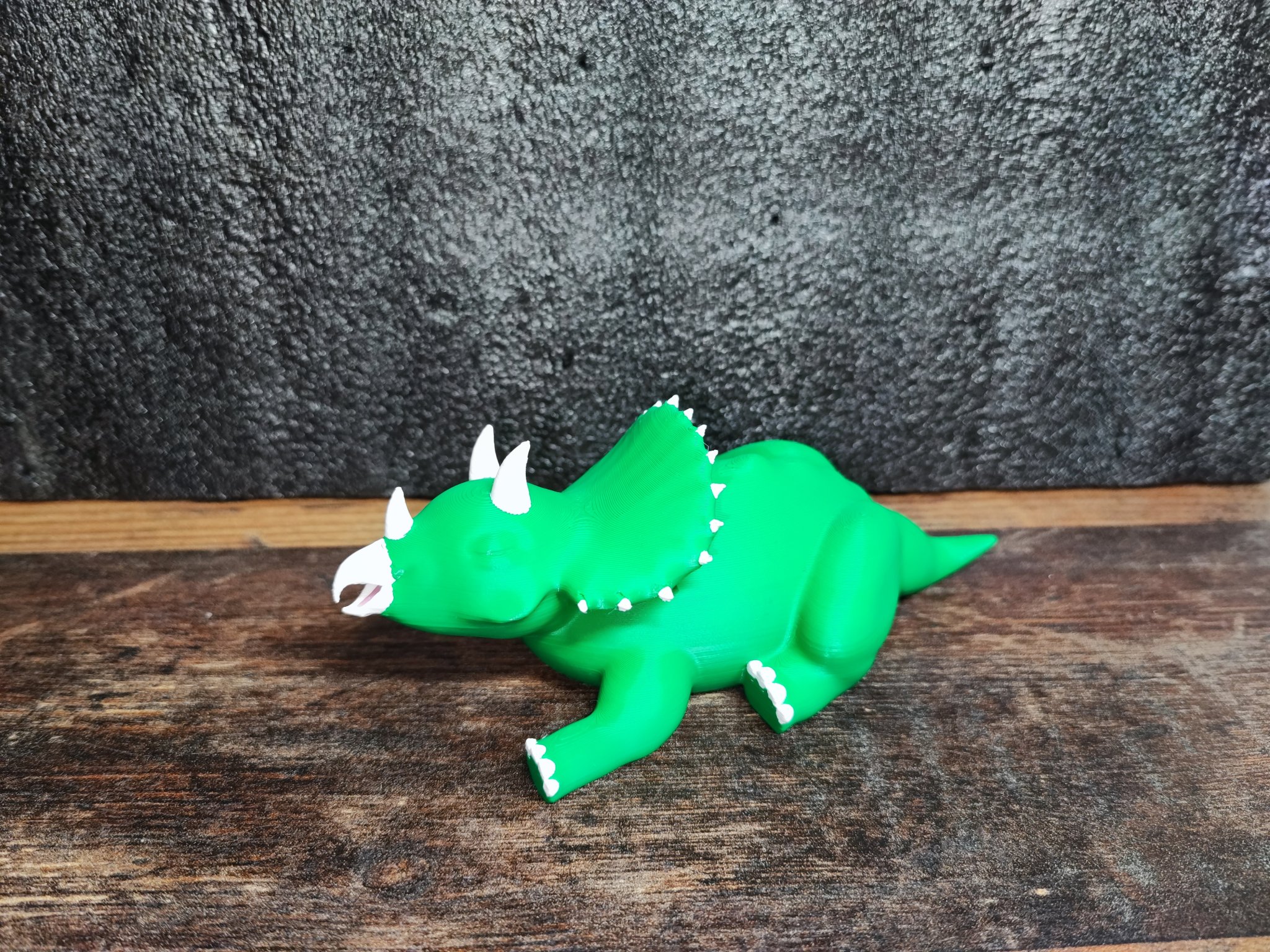 Tượng triceratops buồn ngủ in 3D đa màu sắc