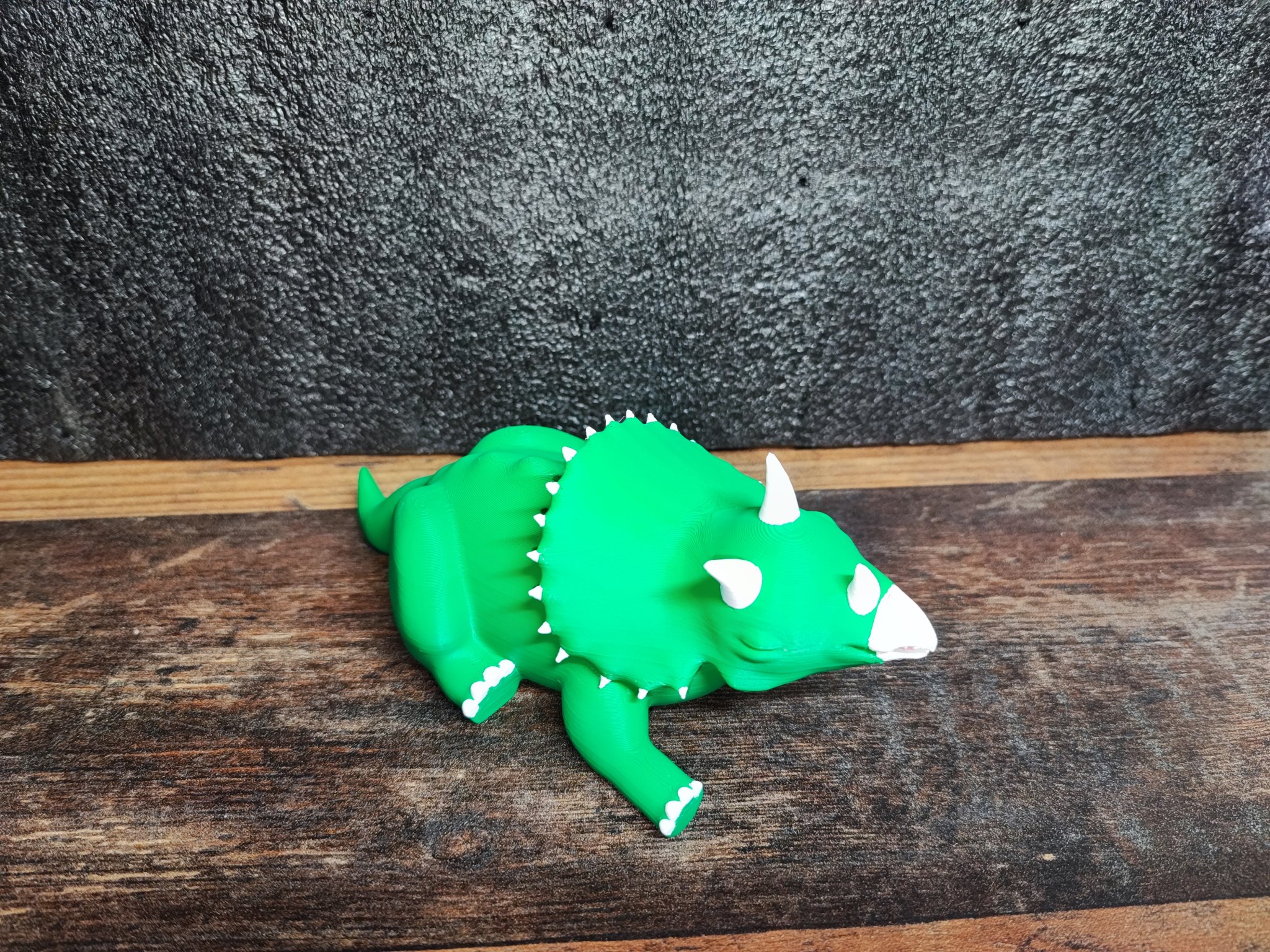 Tượng triceratops buồn ngủ in 3D đa màu sắc