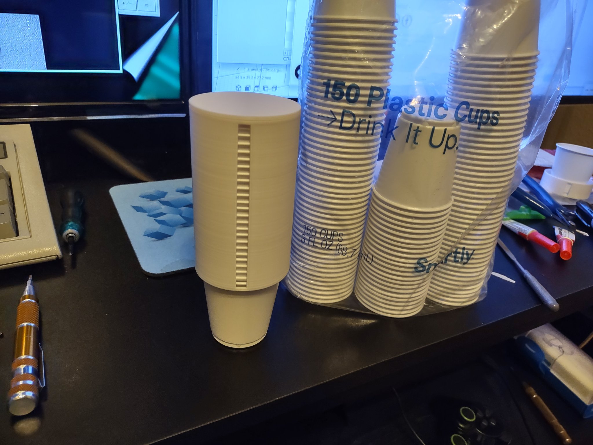 Giá đỡ cốc nhựa 3 Oz treo tường cho phòng tắm