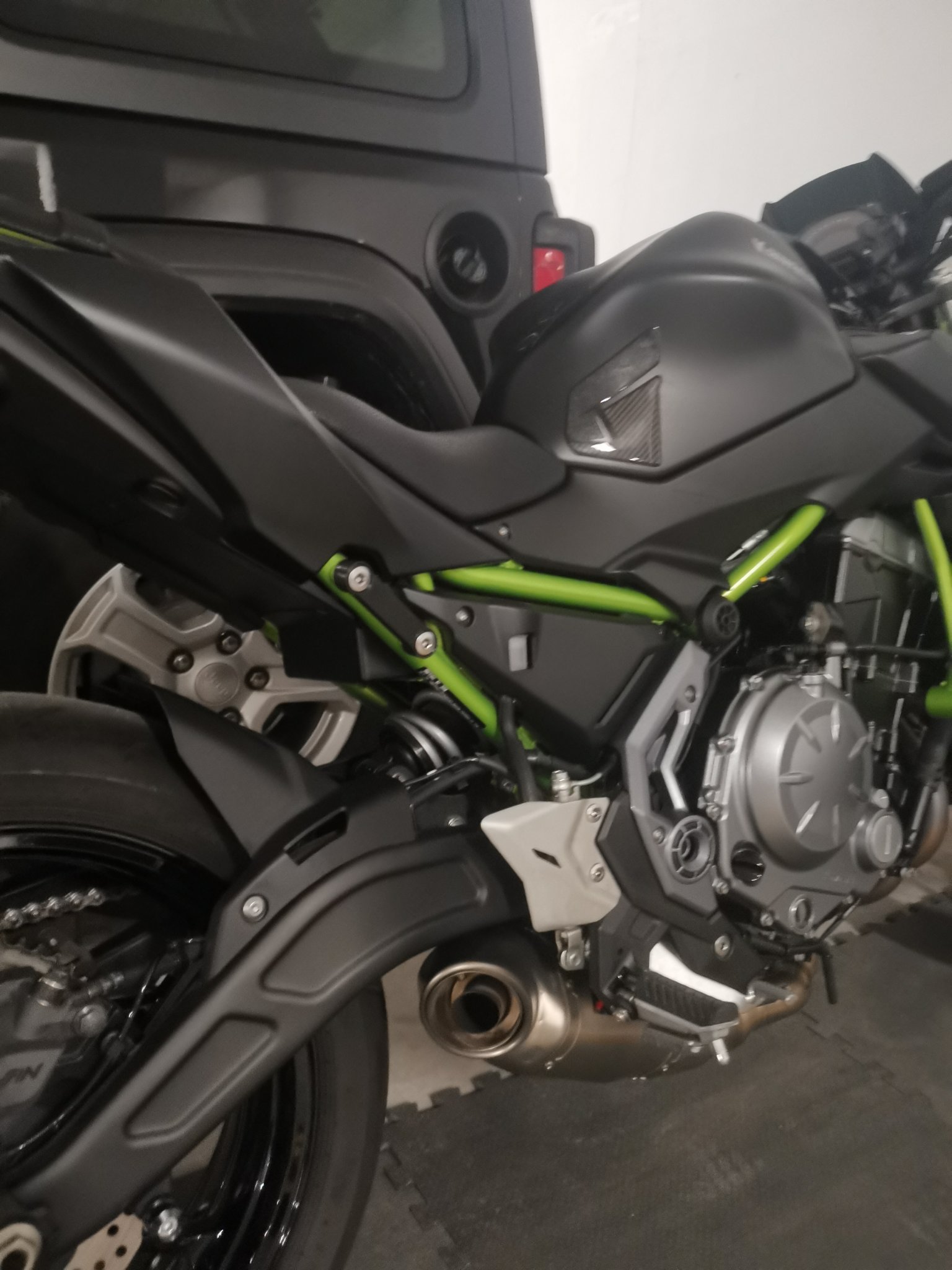 Bỏ chân đế hành khách Kawasaki Z650