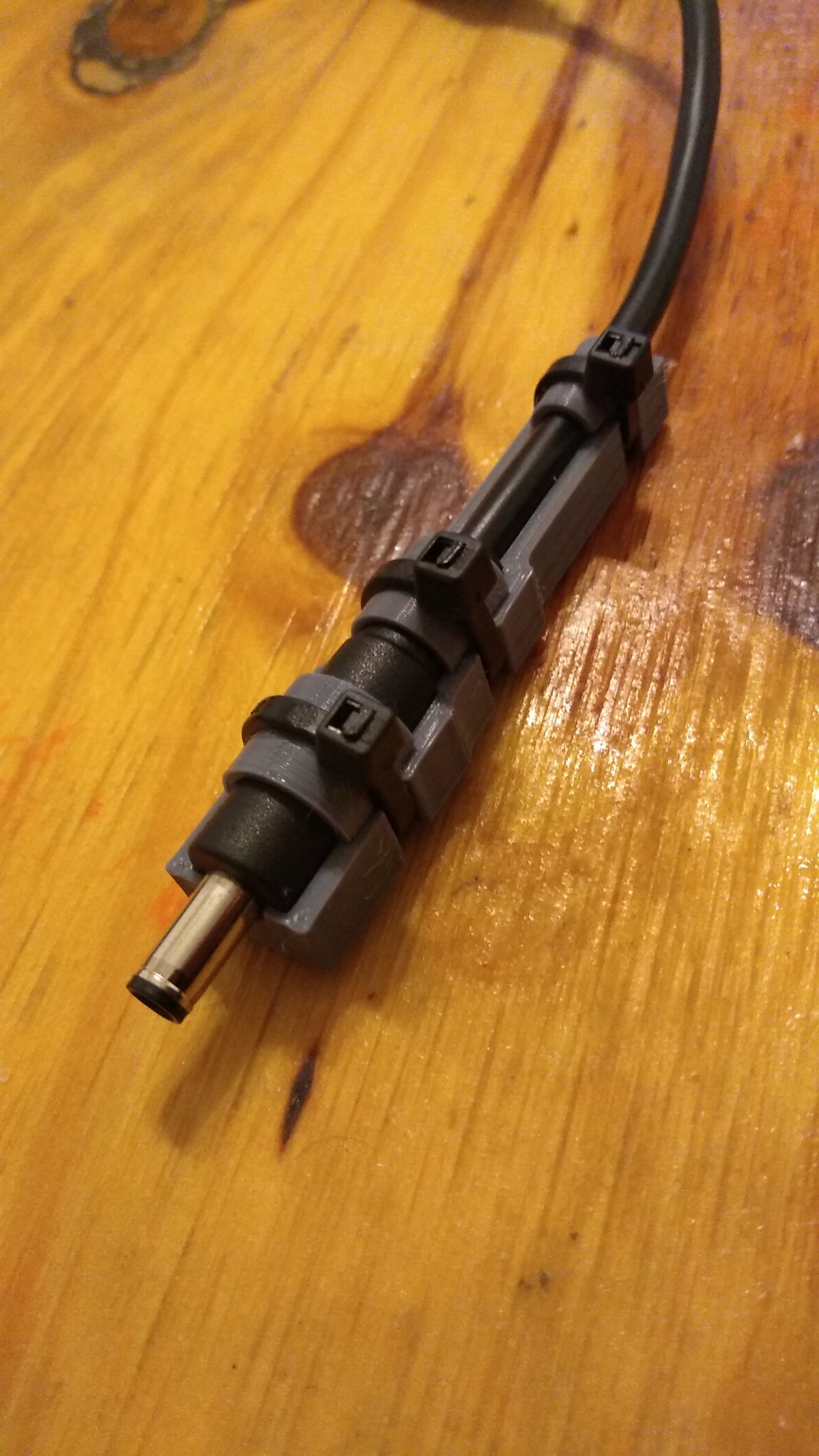 Giá đỡ cáp nguồn Dell chống gãy cho laptop