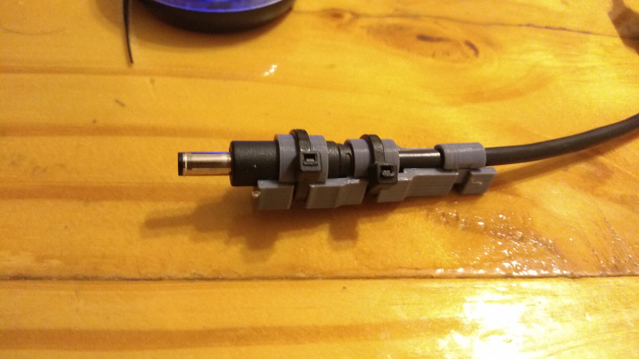 Giá đỡ cáp nguồn Dell chống gãy cho laptop