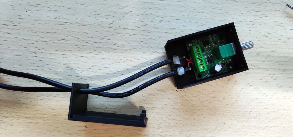 Vỏ chứa bộ điều chỉnh điện áp PWM với cổng USB