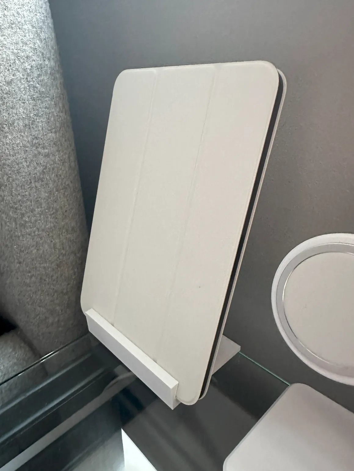 Giá đỡ đơn giản cho iPad Mini với không gian cho ốp thông minh