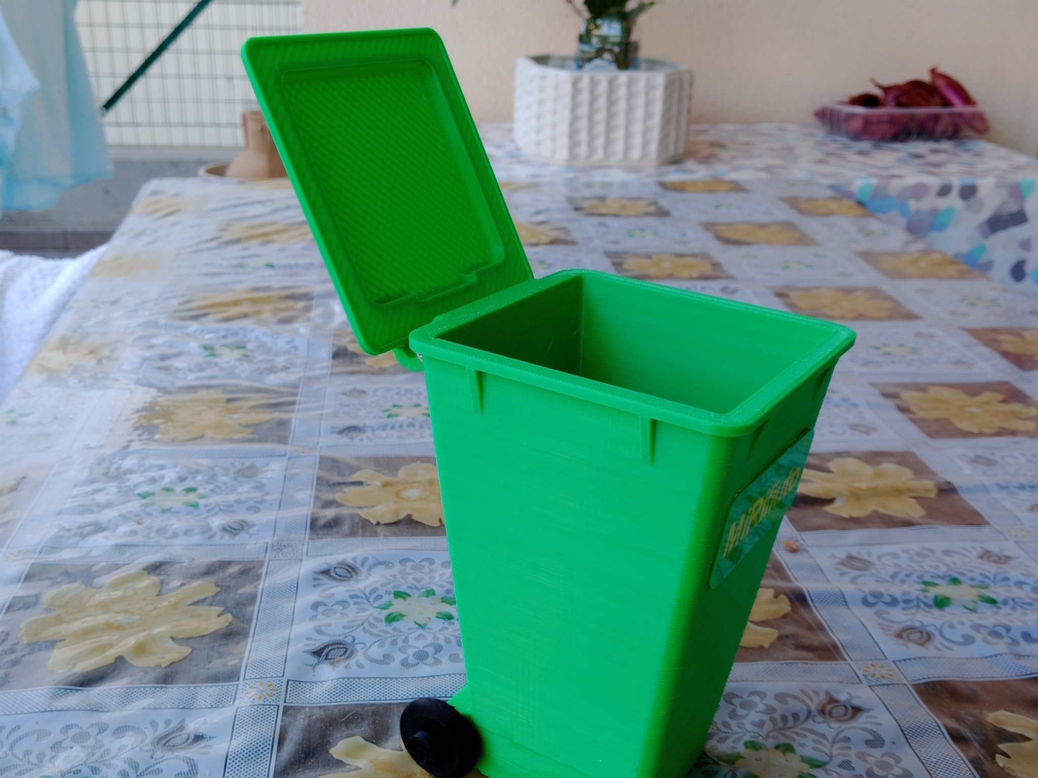 Giá đỡ bút hình hộp với nắp mở dễ thương