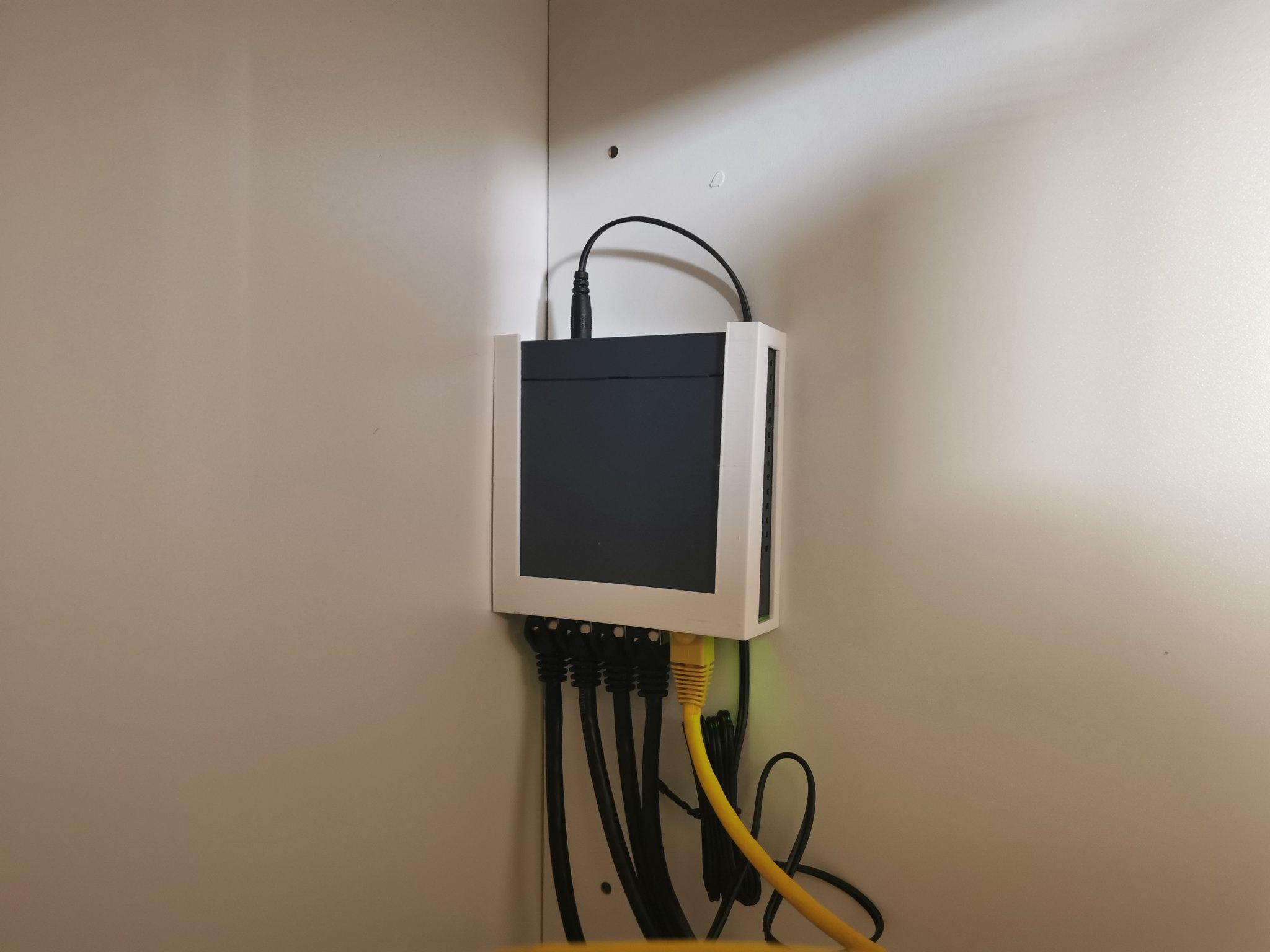 Giá đỡ TP-Link TL-SG105 với khe thông gió