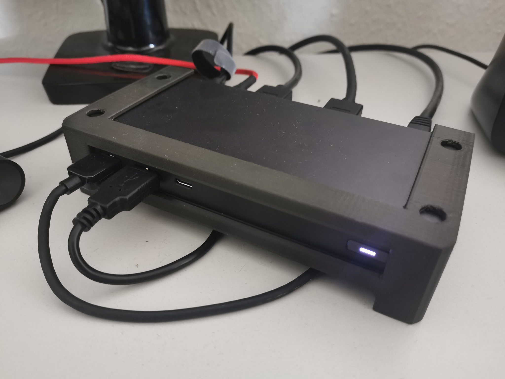 Giá đỡ UGREEN Revodok với thanh nâng kết nối cổng USB