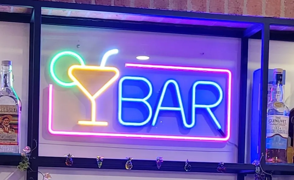 Biển hiệu BAR Led Neon lắp đặt trên acrylic trong suốt