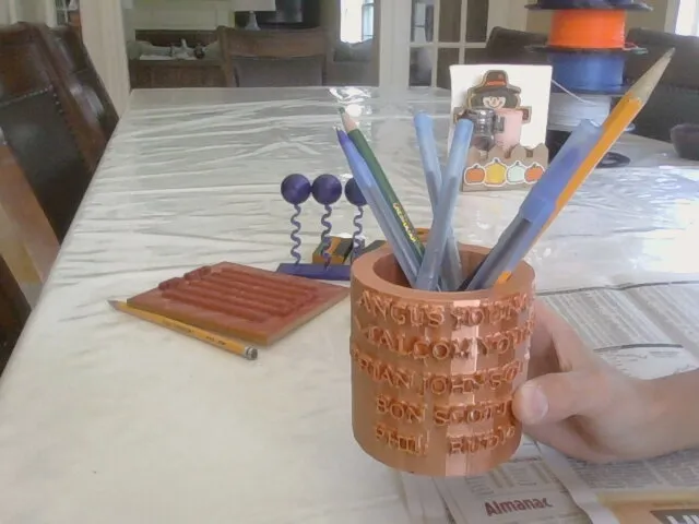 Giá đỡ bút AC/DC với hình ảnh ban nhạc nổi tiếng