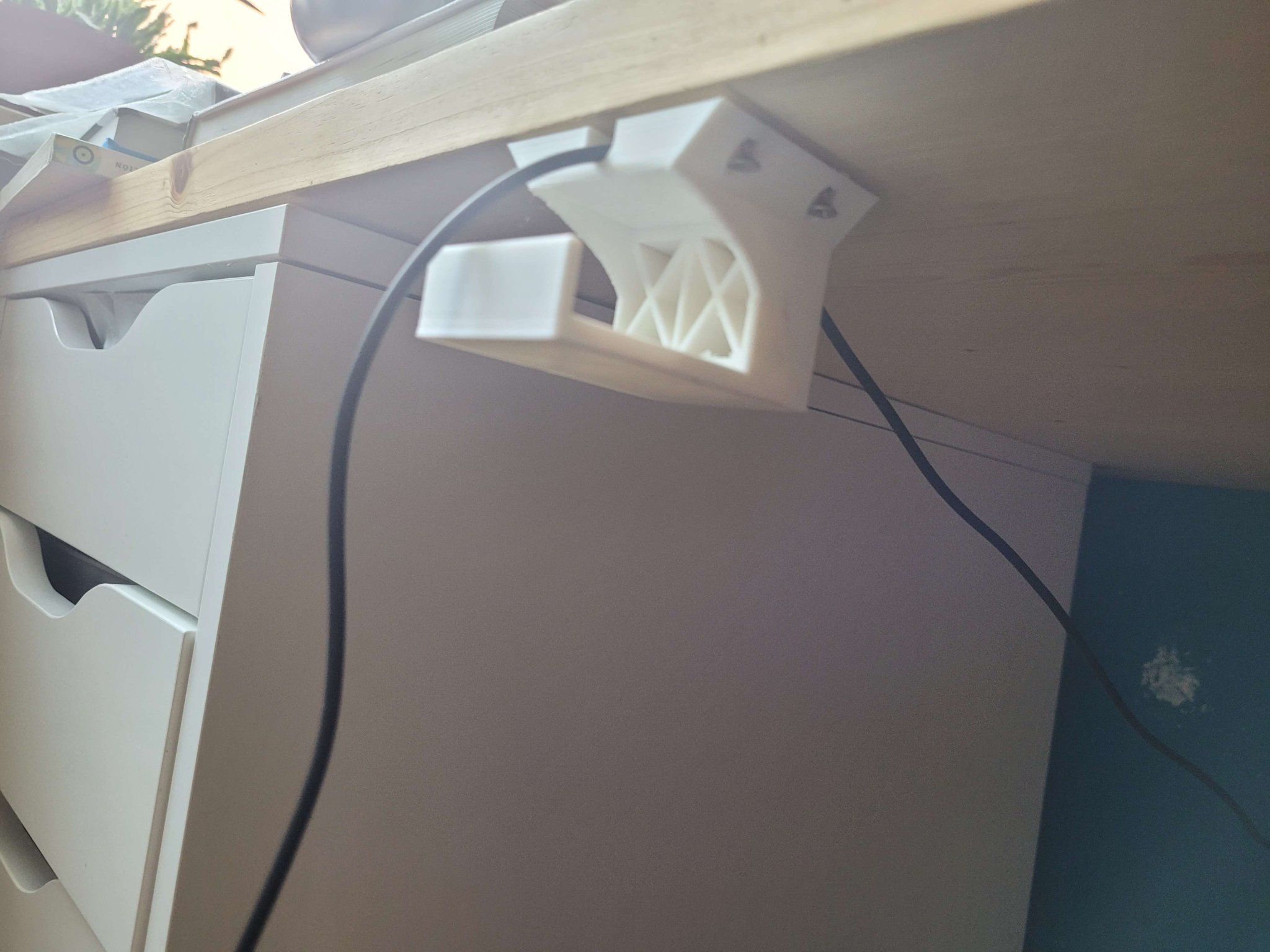 Giá đỡ tai nghe arctis 3 với cáp aux ẩn dưới bàn