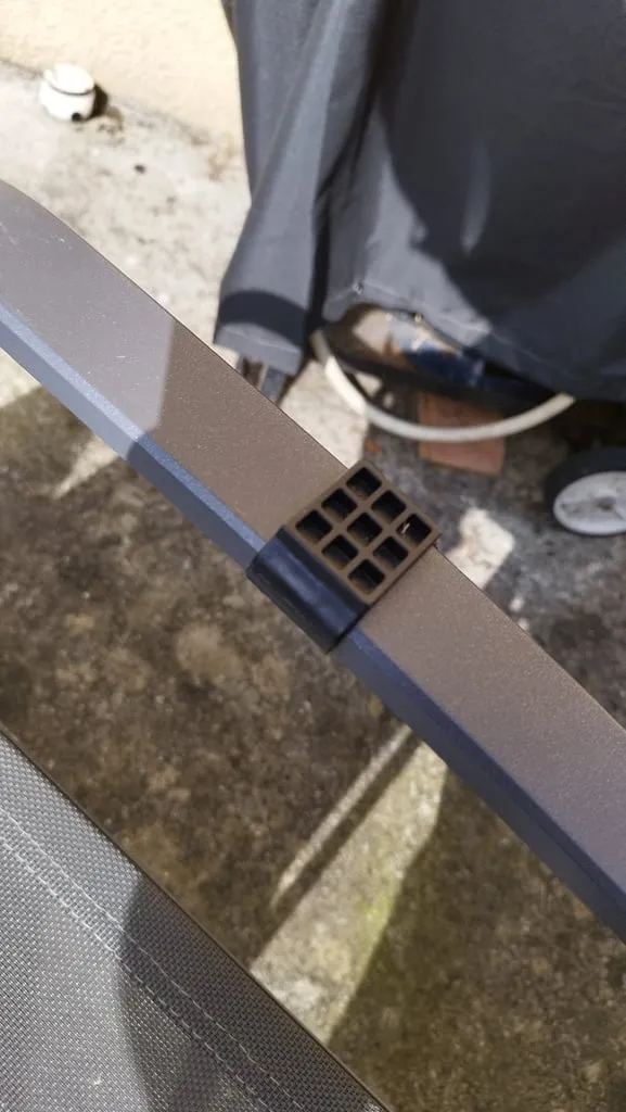 Cale giữa các ghế vườn để tránh va chạm khi xếp chồng