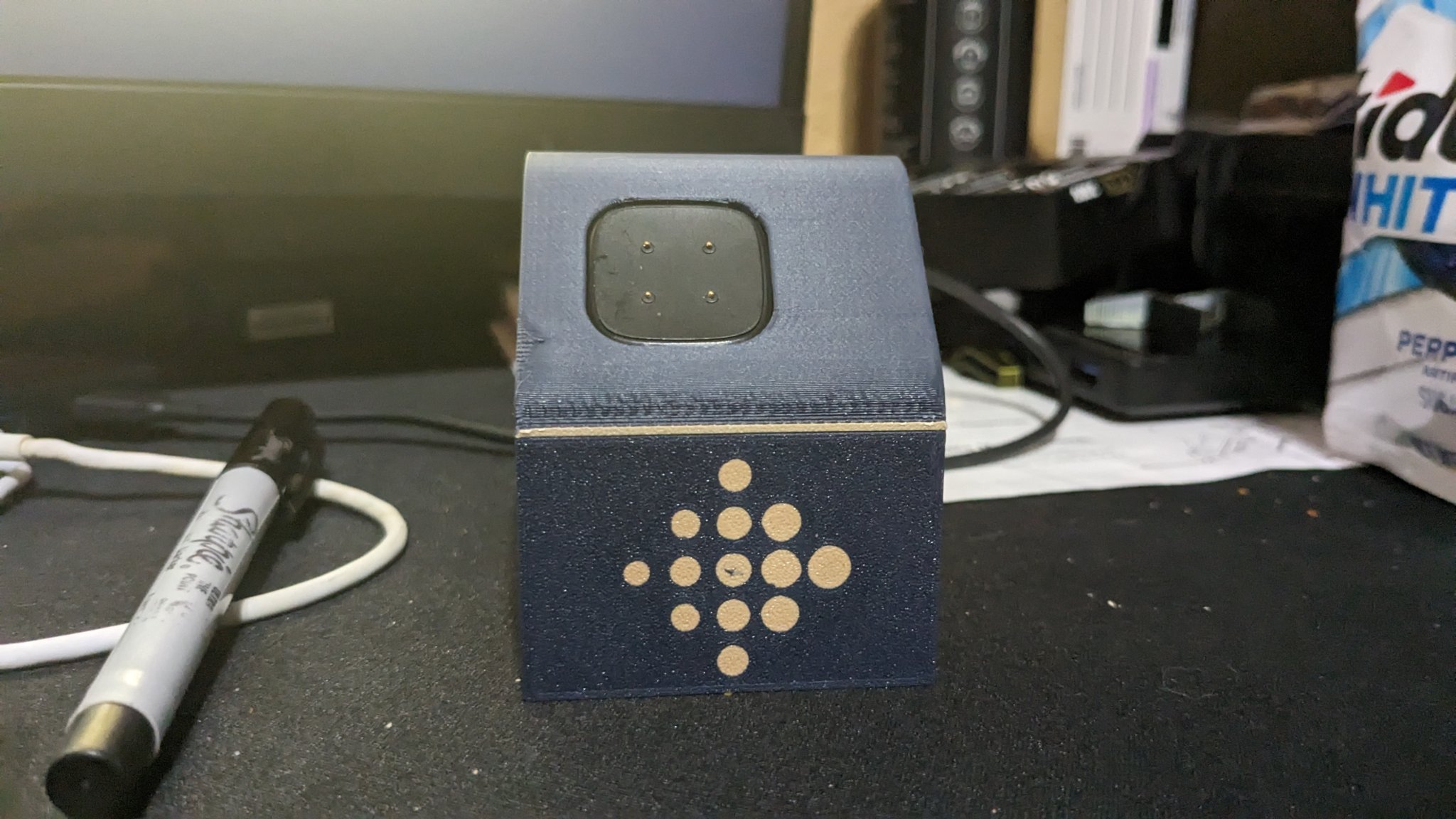 Giá đỡ sạc Fitbit Sense 1&2 với logo Fitbit