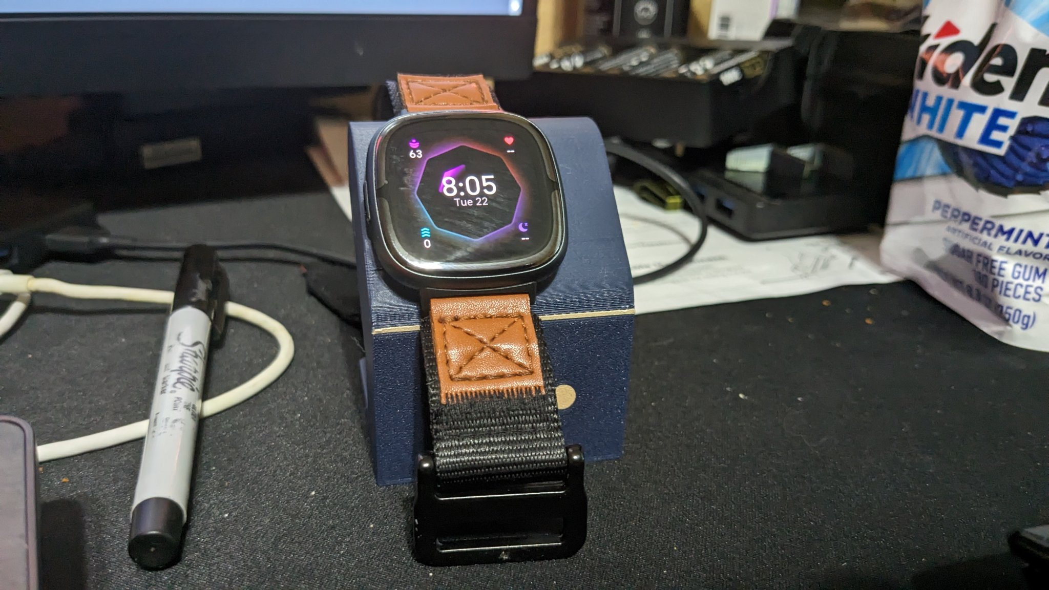 Giá đỡ sạc Fitbit Sense 1&2 với logo Fitbit