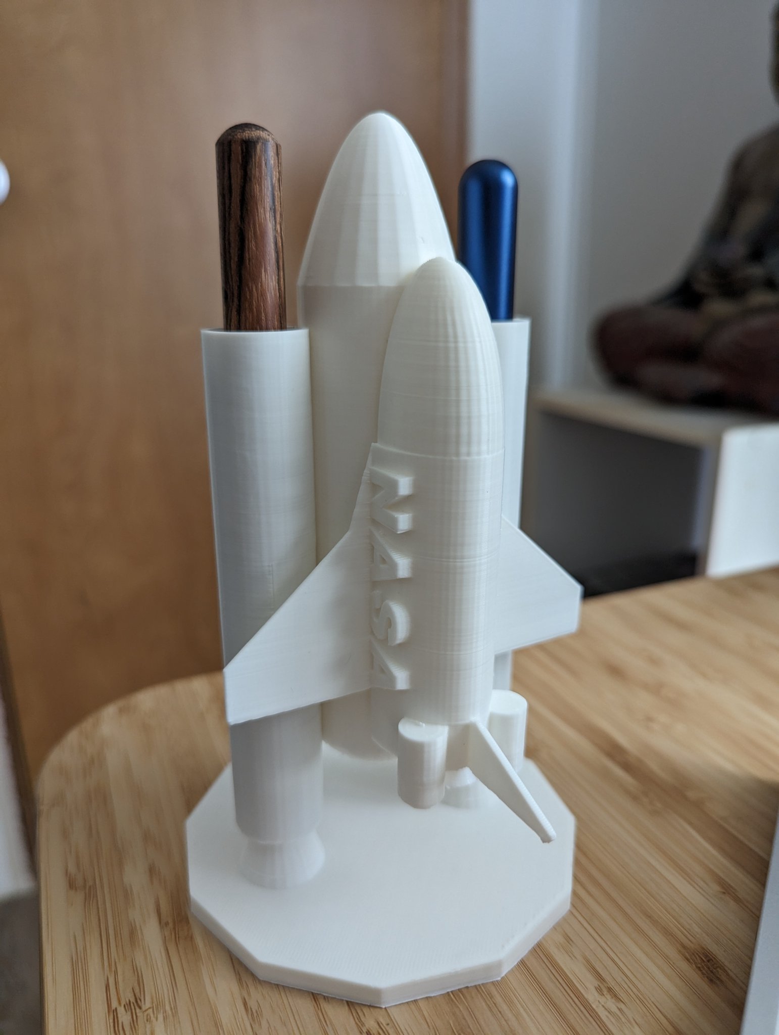 Giá đỡ bút hình tàu vũ trụ cho văn phòng