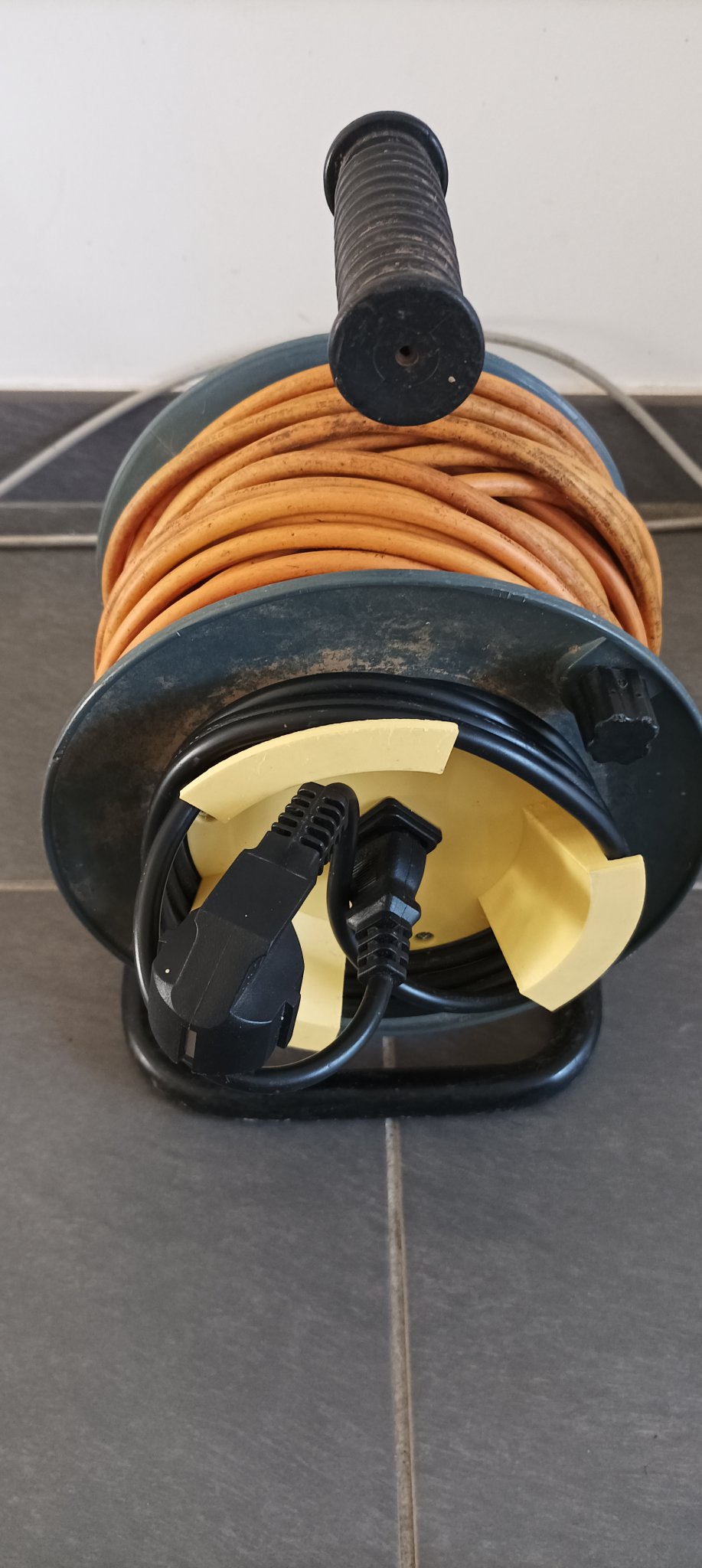 Phần lắp đặt ổ cắm C13 cho cuộn dây điện