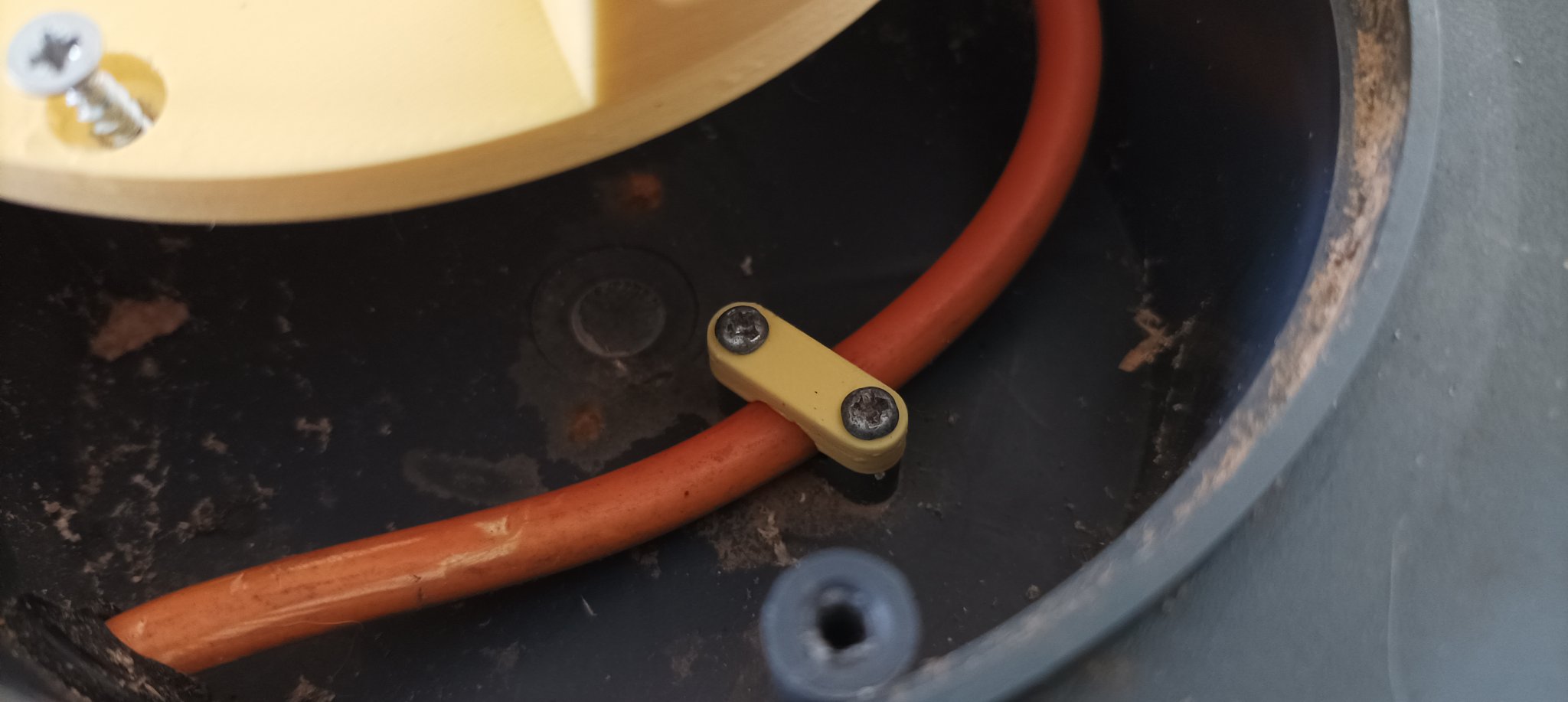 Phần lắp đặt ổ cắm C13 cho cuộn dây điện