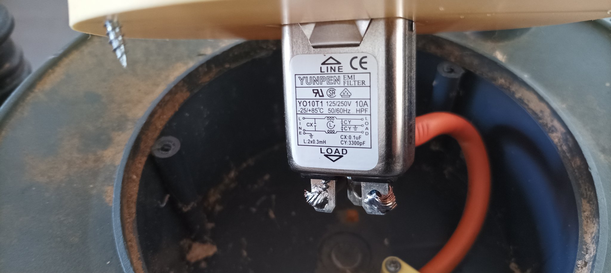 Phần lắp đặt ổ cắm C13 cho cuộn dây điện