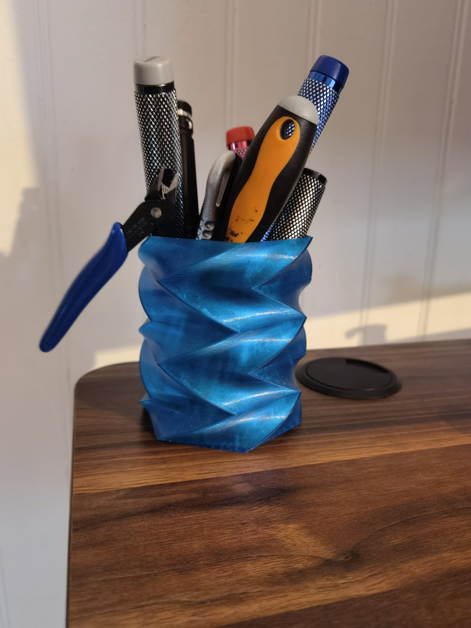 Hộp bút và giá đỡ dụng cụ trên bàn làm việc